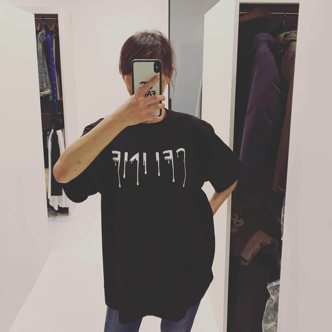 mitsuxmitsu24のインスタグラム：「What do you want to do today? * * 今日何する？朝の決まり文句w やっとTシャツの季節になってきたね。 可愛いパロディTシャツ見つけたよ。 * * Tシャツ　@myine_my * * #今日の服 #ママサーファー #ワーママ　#リモートワーク  #Tシャツ」