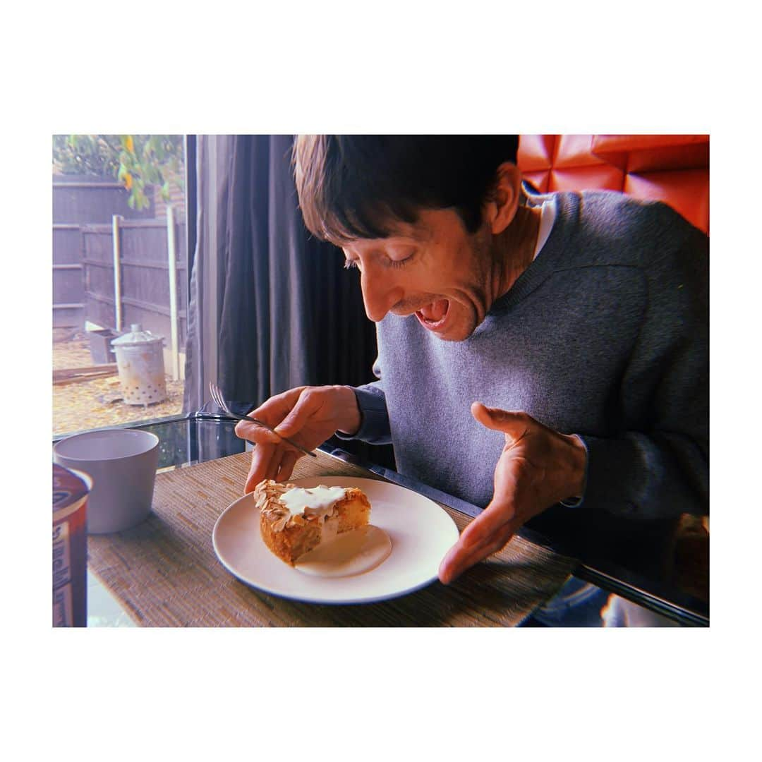 佐藤佳菜子さんのインスタグラム写真 - (佐藤佳菜子Instagram)「わたしは クリーム無し派  夫は クリームに溺れさせる派  #イギリス人はケーキにいつも生クリームをかける　#いつだってかける　#生クリームにはシングルとダブルがあって　#濃厚のがダブル　#今日はシングルしかないといったら　#怪訝な顔をされた　#なんでお前シングルなんて買ったんだ　#シングルクリームダブルクリームクレームフレッシュサワークリーム　#スーパーの棚には所狭しと各種クリームが並んでいる　#わたしは乳製品が苦手です　#イミンの料理」4月30日 22時53分 - kanakosato1019