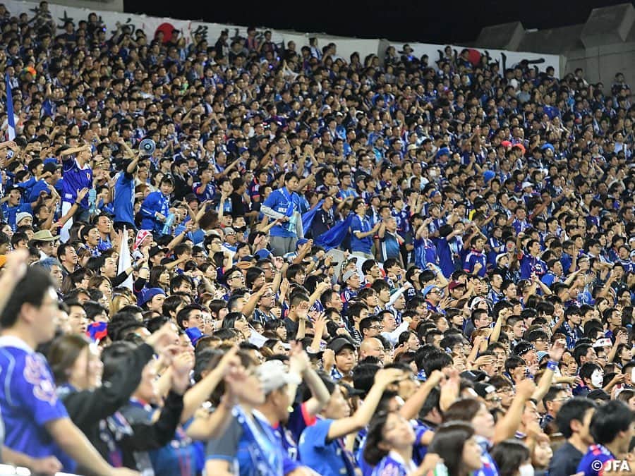 日本サッカー協会さんのインスタグラム写真 - (日本サッカー協会Instagram)「🔵#MAKEITBLUE 🔵 ・ 青く染まったスタジアム。その光景と声援に、私たちサッカー日本代表はいつも力をもらっています。 ・ 今は私たちの番。医療現場の最前線で闘う方々をはじめ、新型コロナウイルスの感染拡大予防のために尽力されている皆さまに改めて感謝の意を表し、エールを送ります。 ・ 皆さんも青い画像を投稿して感謝を伝えましょう！ ・ #SportsAssistYou #いまスポーツにできること #SAMURAIBLUE supports #MAKEITBLUE ・ #daihyo #StayHome #うちで過ごそう #コロナウイルスと戦う全ての人々にリスペクト #医療従事者にエールを #LIGHTITBLUE」4月30日 22時47分 - japanfootballassociation