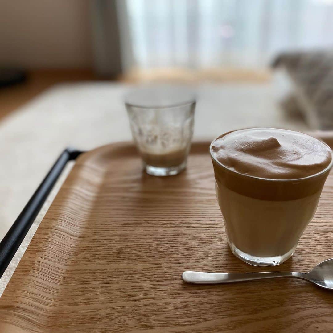 Mameのインスタグラム：「週末のカフェタイム☕️ #ダルゴナコーヒー」