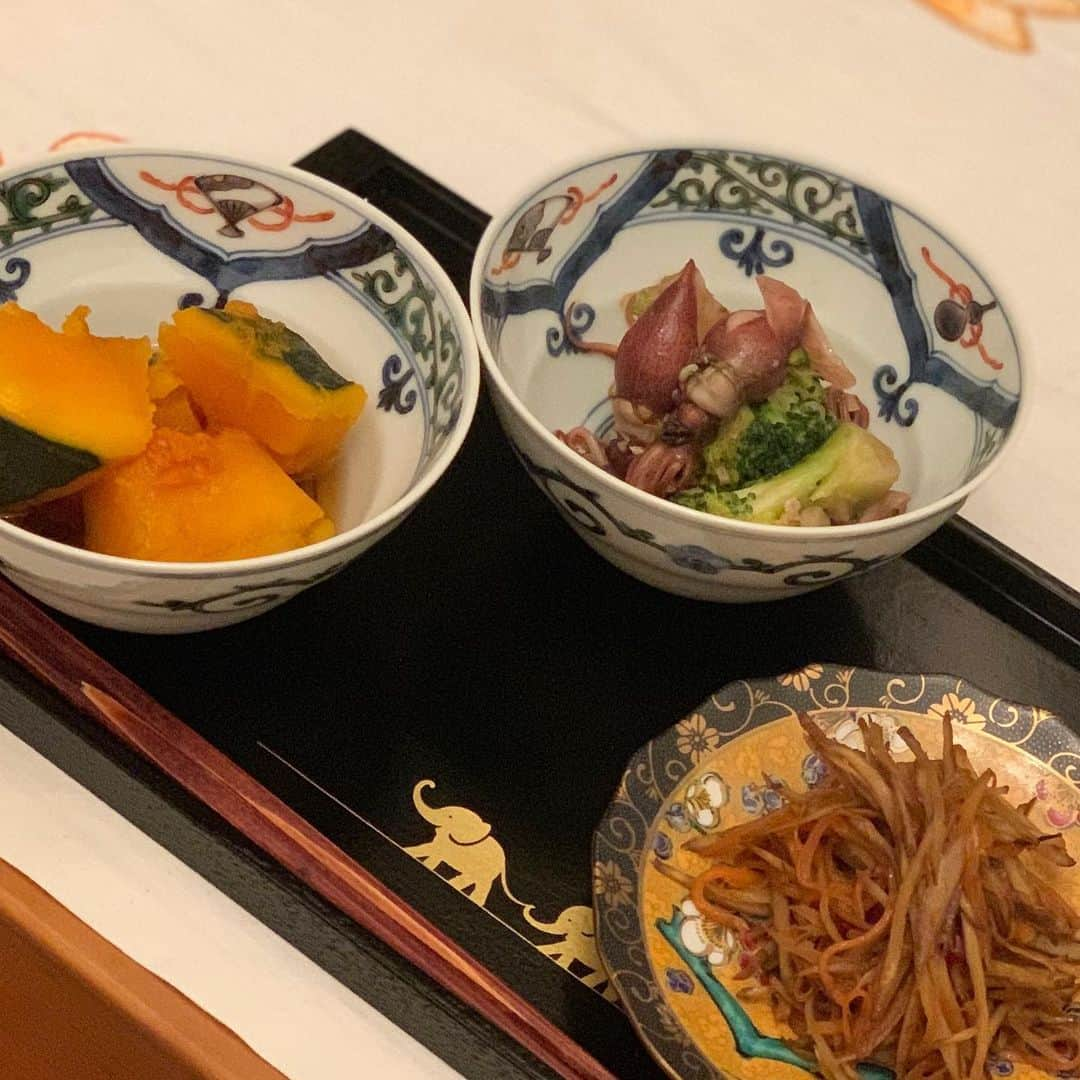 沢瀉美緒さんのインスタグラム写真 - (沢瀉美緒Instagram)「※ Japanese tapas⁉️ . Virtual dinner with friends ✨ . 今夜はおばんざいを食べながら いつもの友人達とLINEビデオ通話✨ . ◆かぼちゃの煮物 ◆ホタルイカとブロッコリーのペペロンチーニ風 ◆きんぴら . あっという間に4時間が過ぎた😋 . 今月もありがとう😊 また来月もよろしくね🙏 @ano4422 @mucky1025 と、みきさん&わけちゃん . . #friends #友達 #ホタルイカ #蛍烏賊 #おばんざい #長左な逸品コンテスト #山本長左 #象彦」4月30日 22時55分 - mio_omodaka