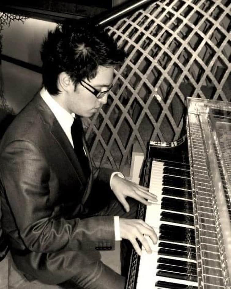 ジョナス・ブルーさんのインスタグラム写真 - (ジョナス・ブルーInstagram)「Lol 😂 Found this absolute gem of me aged 20! I was at a wedding and stumbled across Elton John’s piano in a back room. From that day it was my dream to have a grand piano so to look back and think how far I’ve come since then is unreal. So grateful to all of you who support me. You have no idea how much it means 💙」4月30日 23時10分 - jonasblue