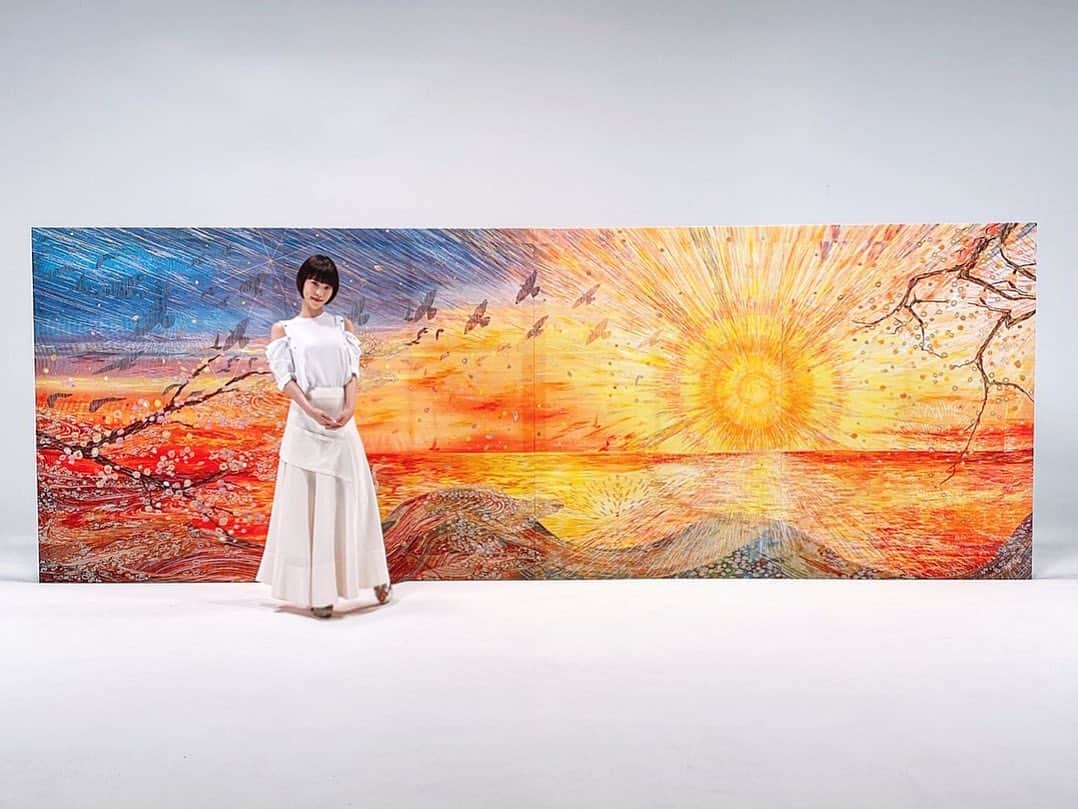 清川あさみさんのインスタグラム写真 - (清川あさみInstagram)「今日を生きよう、 明日に対して希望を持とう。 Live for today, hope for tomorrow🌅 心に栄養を、動画メディア開設について神戸新聞にてwebでも記事になってます。ずっとやっていた活動がこのタイミングでシェアする事になるのも運命ですね🌿 また5月5日（火）にテレビ東京の　#東京交差点　に出演するのでよかったら見て下さい✨ 明日はいよいよ優ちゃんの朗読が公開！また会う日を楽しみに。 @yuk00shima #リクエスト多数なので　#お家で公開記念ライブも考えてます🌈　#art #aqrilicpaint #embroidery #YouTube #清川あさみ #clture room #asamikiyokawa #inori #newszero #神戸新聞  #cultureroom #cultureroombyasamikiyokawa」4月30日 23時10分 - asami_kiyokawa