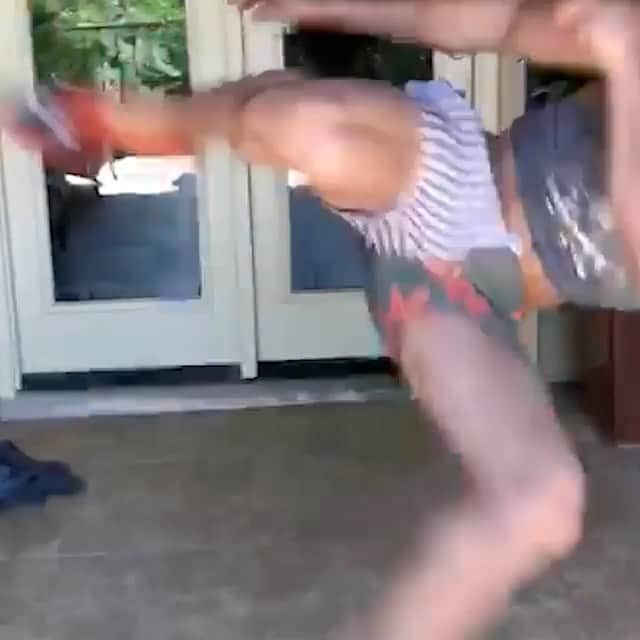 のインスタグラム：「#Repost @onechampionship ・・・ Social distancing super-fight! 😂 @aunglansang @ekoroni162 @amirkhanmma @lakay.gravity @saintlion @thanhlemma @mighty @shannononeshin @agilanthani @the.landslide @itsmartiinn @supersagenorthcutt @alain.ngalani #CUCchallenge #ONEAtHome #StayAtHome #Quarantine」