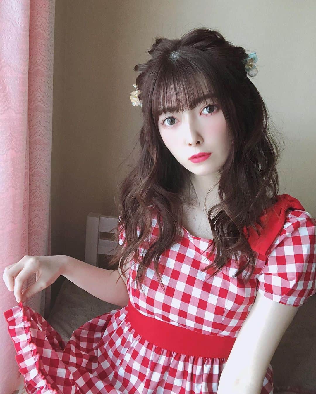 日下部美愛のインスタグラム：「2枚目ぶりっこしすぎた許してー あ、髪型変えたバージョンです . . . #ドーリーメイク #doll #photo #japan #model #me #hair #fashion #makeup #selfie #followme #instagood #camera #instadaily #dailylook #自撮り #한국 #맞팔 #사진 #데일리 #데일리룩 #인스타사진 #인스타그램 #일본인 #패션　#おうち時間」