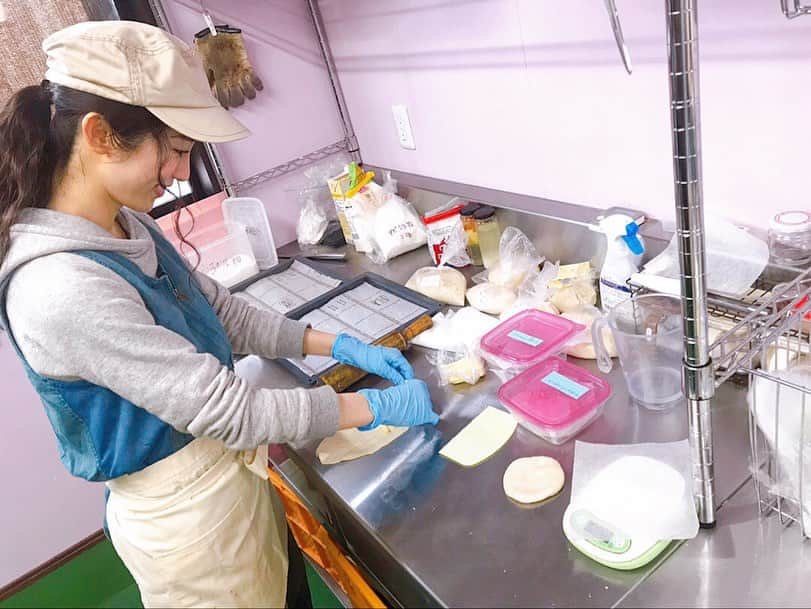 名越涼子さんのインスタグラム写真 - (名越涼子Instagram)「去年の今頃何してたっけ？🤔 と写真をみてたら...... パン作ってました🍞  千葉県で梨園などを運営する #アグリスリー　にお邪魔して その後、加工場でパン作り（というより実験）にご協力いただき、感謝感謝の５月の始まりでした😭✨ ・ ・ 作っていたのは バターをたっぷりはさんだ塩パン。  不揃いな手作り感も、 写真で振り返るともはや愛おしい。  このGW中は 久しぶりにパン作りしようかとわくわく。  愛知に住んでいた時は ホームベーカリーでよく焼き立てのパンを朝食にしていて  朝、パンの焼ける香りで目覚める幸せったら、もう。  思い出すだけでにやにやしちゃう。  よし。GWは うちに大量にある米粉をつかって 初夏のパン祭り🤤  #お家時間  #おうちチャレンジ  #パン作り #パン祭り  みんなはGW、お家で何する予定？？ ・ ・ ・ 一一一一一一一一一一一一一一一 #stayhome#懐かしの#写真 #初夏#gw#パン#米粉#米粉パン #rice#ricebread#bread #パン屋#パン屋さん」4月30日 23時05分 - nagoshi_ryo
