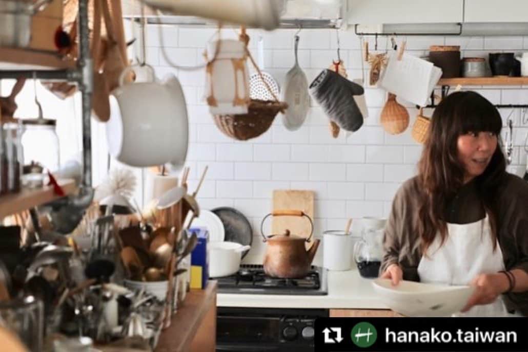 ハミルさんのインスタグラム写真 - (ハミルInstagram)「Hanako Taiwan @hanako.taiwan  謝謝😊✨🇹🇼 .  #Repost @hanako.taiwan with @make_repost ・・・ 10年前剛搬過來的時候，#福田春美 靠著手邊原本就有的零件以及從IKEA買的推車等隨處可見的親民道具，打造出了一個有溫度的廚房。因為有著非常舒適的居家空間，這也讓客人們每每造訪，一不小心就待久了。  因為工作的關係，足跡踏遍香港、台灣、巴黎和北海道的她，總會從當地帶回遇見的道具雜貨或是器皿，並納入她的廚房世界之中。照著做菜的流程拿出道具烹調，接著再取出碗盤承裝，春美小姐宛如廚房這個交響樂團的指揮家一般。東西放在哪裡全都她的腦袋裡：  #hanakotaiwan #一種廚房一種生活」4月30日 23時09分 - haruhamiru