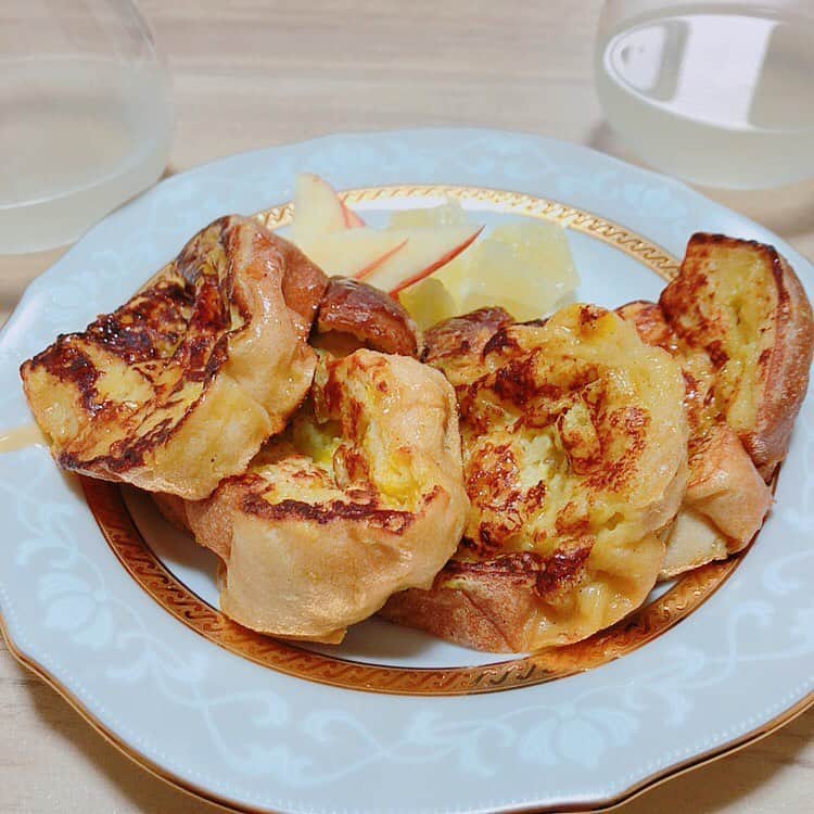 のインスタグラム：「明日から5月！﻿ ﻿ 4月も今日で終わり！﻿ ﻿ ﻿ ﻿ ﻿ ﻿ ﻿ 毎日﻿ おうちおうちおうちおうち🏡笑﻿ ﻿ 食べて食べて食べて食べて笑﻿ ﻿ ﻿ #フレンチトースト﻿ 作ったら美味しかった♡﻿ ﻿ ﻿ ﻿ 食べ過ぎには気をつけようと思った4月😂﻿ ﻿ ﻿ そして﻿ いろんな想いが詰まった4月！﻿ ﻿ ﻿ ﻿ ﻿ ﻿ ﻿ ﻿ 一日でも早く通常の日々が過ごせるように﻿ ﻿ GWも﻿ ﻿ 手洗いうがいマスクして﻿ ﻿ ゆっくり過ごしましょう✨﻿ ﻿ ﻿ ﻿ #おうち時間﻿ #自粛﻿ #家にいよう﻿ #2020年4月 #おうちカフェ #マエユカごはん」