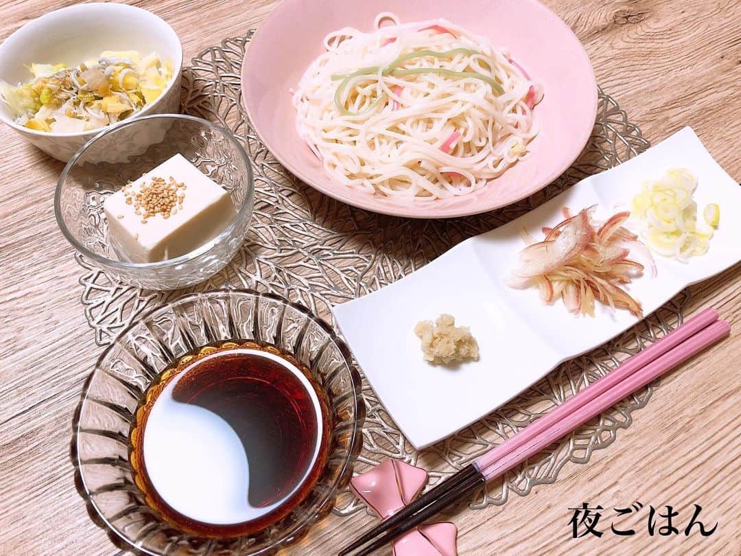 西村紗也香さんのインスタグラム写真 - (西村紗也香Instagram)「.﻿ #きょうのさやかごはん﻿ 4/19(日)﻿ #朝ごはん﻿ お刺身は切れ端の集まりの安いやつですが﻿ 私は結構すきです😍笑﻿ 今回は真鯛がたっぷりでしたが ブリなど脂質の高いお魚の脂の部分は避けます💦 ﻿ #昼ごはん﻿ お雑煮に入れているお餅はお米と同じ栄養なので﻿ ご飯の代わりにお餅を食べるのはOK🙆🏻‍♀️﻿ ダイエット中にお餅なんて良いの⁉️﻿ と思いがちですが…﻿ だいたいサトウの切り餅1個で﻿ ご飯75g分くらいなので、﻿ 2個食べるとご飯150gくらいになってしまいますが﻿ 1.5個なら100g分とほぼ同じなので﻿ 安心して食べられます(o^^o)✨﻿ ﻿ #間食﻿ 鯛焼き半分﻿ ﻿ #夜ごはん﻿ 冷や麦♪♪﻿ 冷や麦は結構糖質が高いので﻿ ダイエット中は量が食べられない分﻿ あまりオススメはしません(>_<)﻿ ﻿ ﻿ 4/20(月)﻿ #朝ごはん﻿ 久しぶりの卵かけご飯☺️﻿ ﻿ #昼ごはん﻿ 完全な赤身の豚肩肉を似てます🐷﻿ 脂身皆無なので食感はパサパサですが﻿ 旨味はしっかりあるのです♡﻿ ﻿ #間食﻿ 食欲おばけがやってきてます👻﻿ 食塩不使用ポテチ🥔﻿ 美味しかった〜\(//∇//)\﻿ ※私は翌日ニキビ覚悟で食べますが案の定できました涙﻿ ﻿ #夜ごはん﻿ この日は1日1魚出来なかった😭﻿ ﻿ ﻿ 4/21(火)﻿ #朝ごはん﻿ 真鯛とマグロ🐟✨﻿ ﻿ #昼ごはん﻿ なめ茸にハマり始めましたw﻿ 別の日も写真に撮ってないですが﻿ 結構ご飯やサラダになめ茸かけて食べてます！﻿ ﻿ #夜ごはん﻿ 先日の冷や麦の残りを茹でて食べました〜👍🏻﻿ ﻿ ﻿ ﻿ ﻿ ﻿ ﻿ ﻿ #栄養コンシェルジュ #ダイエット #便秘 #インスタダイエット #食べで痩せる #痩せる #痩せる習慣 #痩せる食べ方 #健康美 #美ボディ #ダイエット仲間と繋がりたい #ダイエット仲間募集 #食事記録 #コロナ太り #コロナに負けるな」4月30日 23時19分 - _sayakanishimura_
