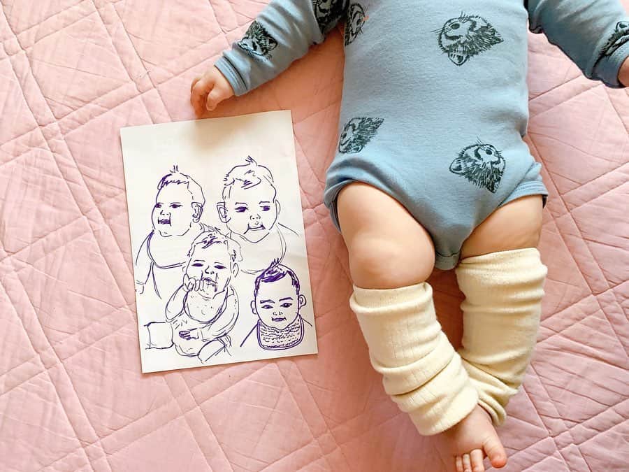 大橋夏菜さんのインスタグラム写真 - (大橋夏菜Instagram)「むちむちの手と太ももがたまらなくかわいい😍 . .  人見知りしないうちにたくさんの人に会わせたいのにまだまだ難しそうですね。 . . 早く安心して外出できる日が来ますように。。。 . . .  #似顔絵シリーズ #赤ちゃんのいる生活  #baby #もうすぐ5ヶ月 #わたしが描いているわけではありません #今年のgwはstayhome」4月30日 23時20分 - kana817_ohashi