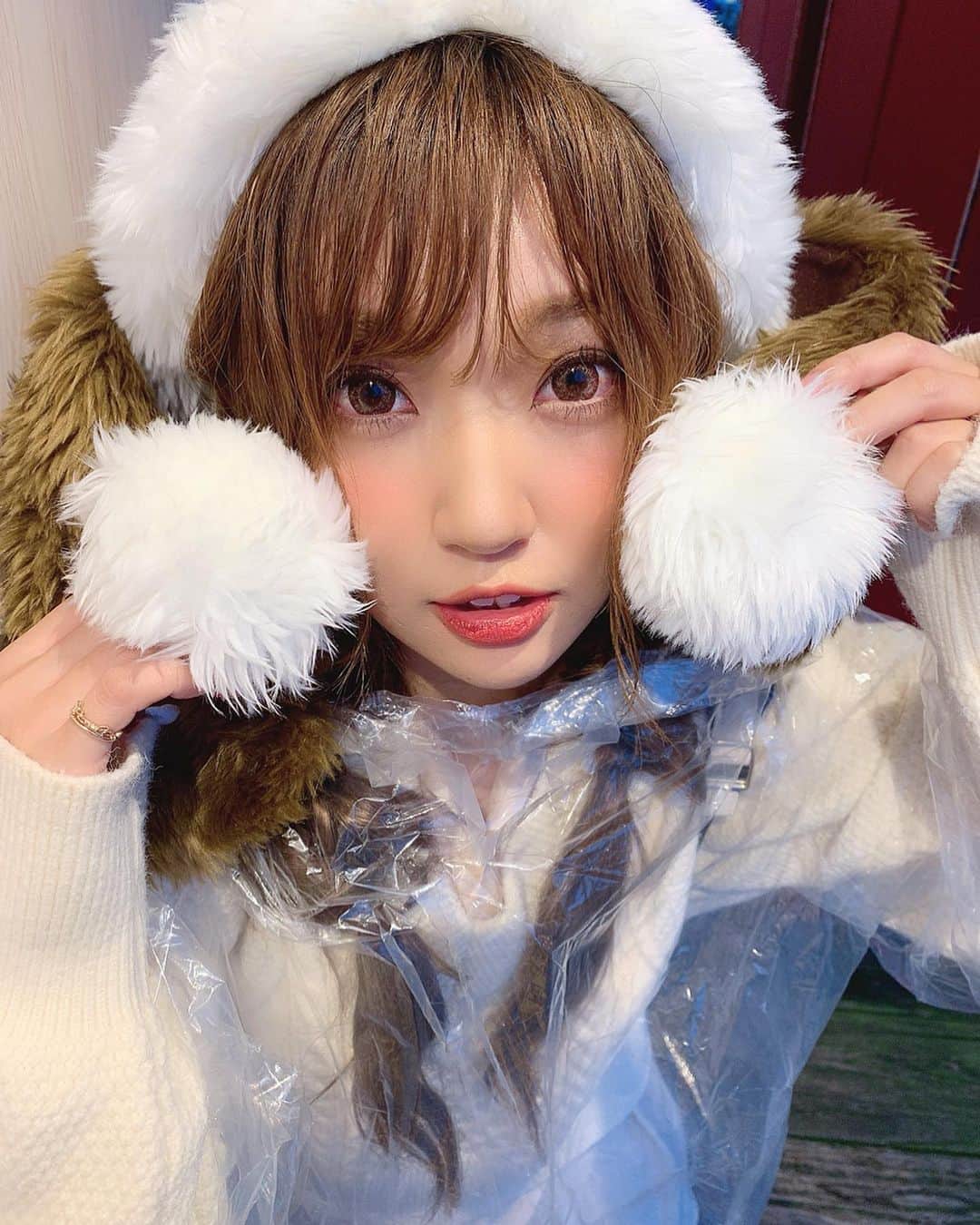 いっちゃん/嶋津 いつみのインスタグラム：「. . 雨の日に行ったユニバの 過去ピク😗🙌🏻💨💨💨 . . . . この日途中で雨降ってきちゃって 寒いしびしょ濡れやしで テンション下がりまくってたけど 写真だけはしっかり撮ってた🤣✨ww . . . . . おかげさまで私は毎日仕事で忙しくて あんまりゆっくりお家時間できんのやけど… . .  みんなは何してるんー🐶？？ . . . . . よくオンライン飲み会とか聞くけど 忙しくてなかなか出来んから どんな感じなんかわからん…👻 . . . あれ、どんな感じなの🤡？？ . . . . #関西  #関西サロモ  #サロンモデル #サロモ #いっちゃん  #フリーモデル #関西モデル  #あざといっちゃん #かわいっちゃん #いっちゃんコーデ #ブライダルモデル #アレンジモデル #ヘアカラー  #ヘアアレンジ」