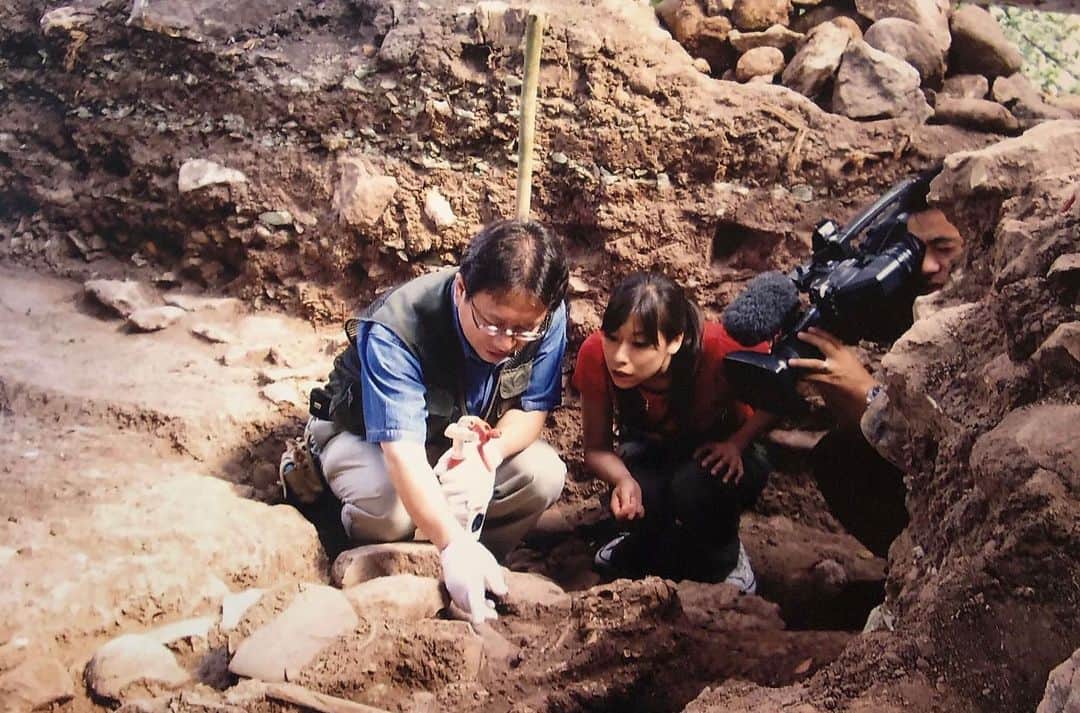 末吉里花さんのインスタグラム写真 - (末吉里花Instagram)「「世界ふしぎ発見！」ミステリーハンター時代、勝手に振り返りシリーズ第2弾は中米！中米のグアテマラとホンジュラスは、マヤ文明の謎を追いかけるために何度も足を運んだ思い出深い大好きな場所です。現地では、日本を代表するマヤ考古学者の中村誠一先生につきっきりで案内をしていただき、ものすごく贅沢で貴重な時間でした。コパン遺跡やティカル遺跡などを中心に取材をして、初めてテレビカメラが入る遺跡にも入れていただきました。古代マヤ人の息遣いが聴こえてくるような洞窟の中で、壁画をみて、埋葬されたミイラをみて…すごい体験だった。マヤ文明がなぜ滅んだか。様々な説がありますが、中村誠一先生の著書「マヤ文明はなぜ滅んだか」はぜひ読んでいただきたいです。考古学ってロマンに溢れています。中村誠一先生の少年のような目の輝きで研究に向かう姿からそう感じました。  中米では現地のおばちゃんたちにトウモロコシのトルティーヤのようなものを焼いてもらったり、豚肉の串焼きを頬張ったり、シンプルだけど食べ物が美味しかったな〜。「ウナ　セルベッサ　ポルファボール（ビールください🍺）って毎日言ってたな〜笑　それにしても私、若すぎる…😓 中村誠一先生にもまたお会いしたいなぁ。まだまだ勝手に振り返りは続きます！ #memories #maya #mayacivilization #copan #honduras🇭🇳 #seiichinakamura #archeology #世界ふしぎ発見 #ミステリーハンター #マヤ文明 #コパン遺跡 #中村誠一 #ホンジュラス #中米 #勝手に振り返りシリーズ」4月30日 23時16分 - rikasueyoshi