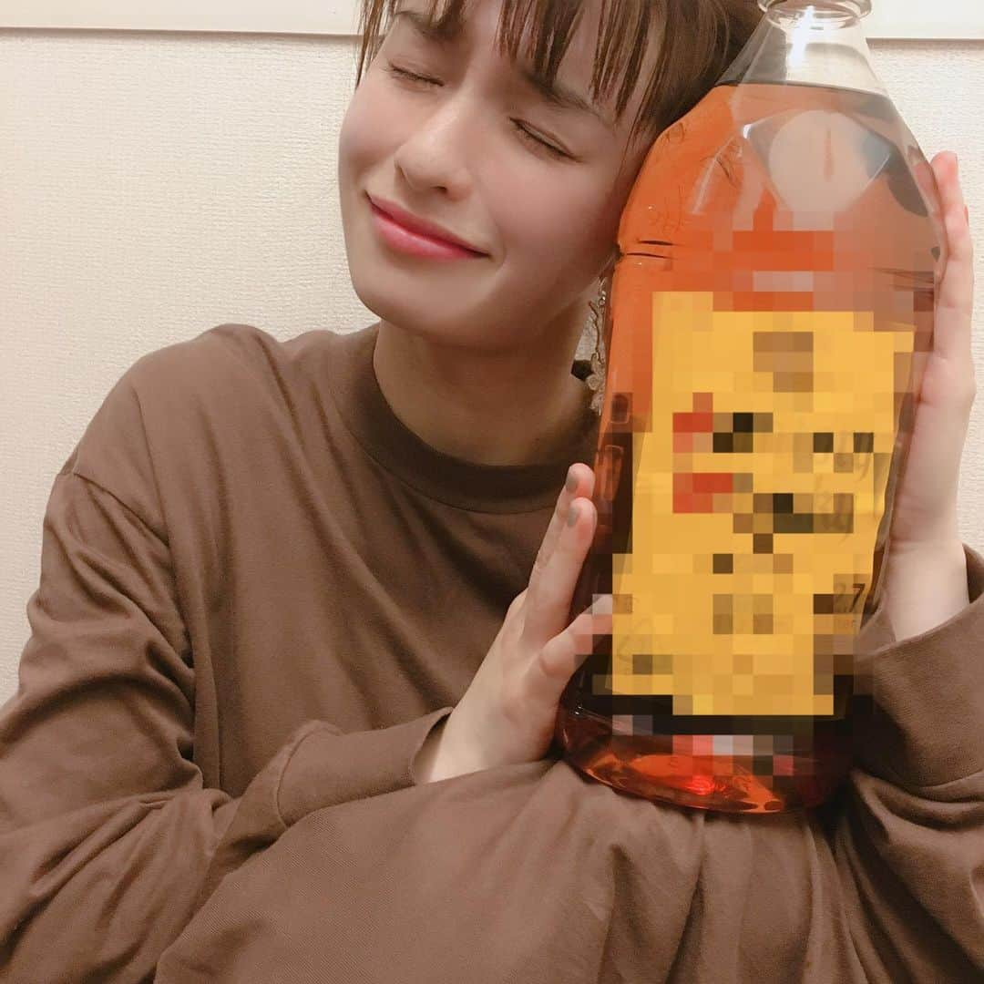 皆本麻帆さんのインスタグラム写真 - (皆本麻帆Instagram)「4月が終わるって！  わーお。 30歳になってました。 皆さまいつも有難うございます。  これからも宜しく頼みます おねがいします。💓🙇🏻‍♀️ でか酒、届きました ありがとうございます。  5月も生活がんばるぞぅ。！」4月30日 23時35分 - mmaho0421