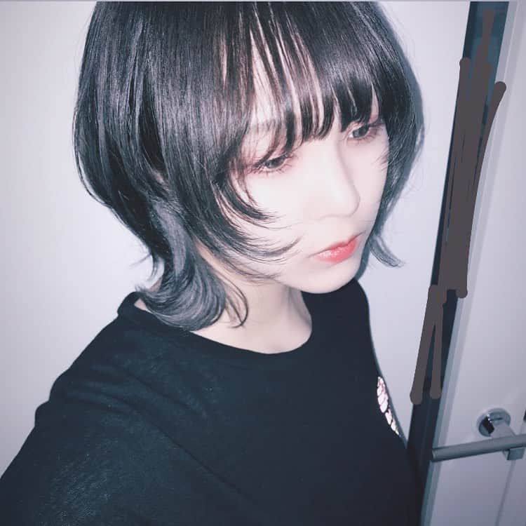 三田麻央のインスタグラム：「今日の髪型めっちゃウルフ強調されてて良き🙆‍♀️ #ウルフカット」