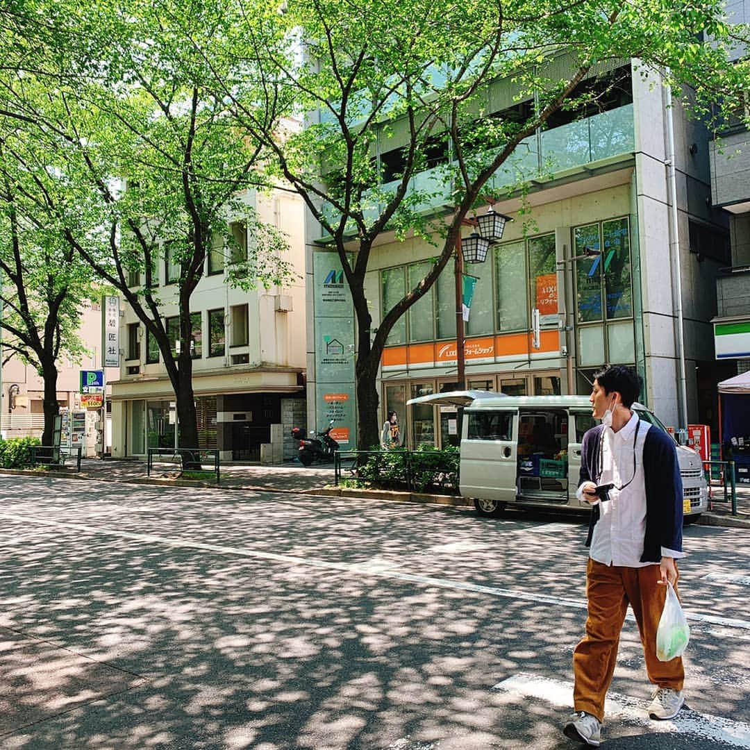 真造圭伍のインスタグラム：「[報告] この前手術で取った腫瘍が悪性リンパ腫と分かり、入院して抗がん剤治療する事になりました。 連載中のノラと雑草は一旦中断になってしまいますが、なるべく早く続きを描けたらと思います！ 皆様にはご心配、ご迷惑をおかけいたしますが今後ともよろしくお願いします。」