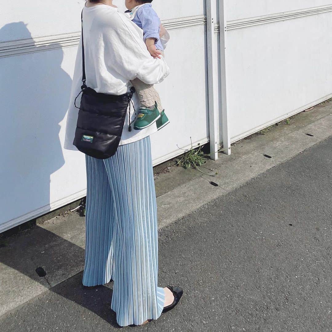 のインスタグラム：「おチビのお散歩👶🏻☀️﻿ 日光浴も兼ねて人気がなくなる頃に家の前をテクテク。﻿ ﻿ まだ1歳だから家の前の路地だけで十分スペースが足りて助かる😌﻿ ﻿ ﻿ 服は自粛生活でお家でも可愛い服が着たくておうち着&ご近所コーデ用に買いました。﻿ ﻿ ﻿ ﻿ #stayhome#jewelry_ume#ÜME#ユーミー#ジュエリー#大人カジュアル#シンプルコーデ#カジュアルコーデ#30代ファッション#アラサーコーデ#キレイめカジュアル#ママコーデ#アラサーママ#赤ちゃん#赤ちゃんのいる生活#育児#子育て#ワンオペ育児#生後13ヶ月#1歳1ヶ月#1y1m#男の子ママ#新米ママ#部屋着#部屋着コーデ#ご近所コーデ#ルームウェア#お散歩コーデ#お家にいよう#おうち時間」
