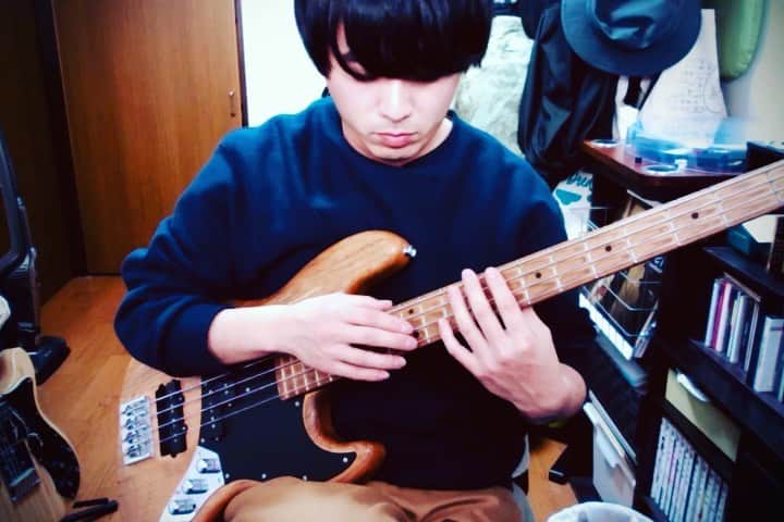 井澤惇のインスタグラム：「自粛期間の長さで閉店するライブハウスの話を聞くようになってきた。また大きな音でライブがしたい。そんな日がすぐにでも来るように僕は毎日自宅にいます。僕1人ではこんな小さな事しかできないけど、いつかライブを自由に出来る世界が戻ってくることを祈って。 #stayhome #stayathome #おうち時間」