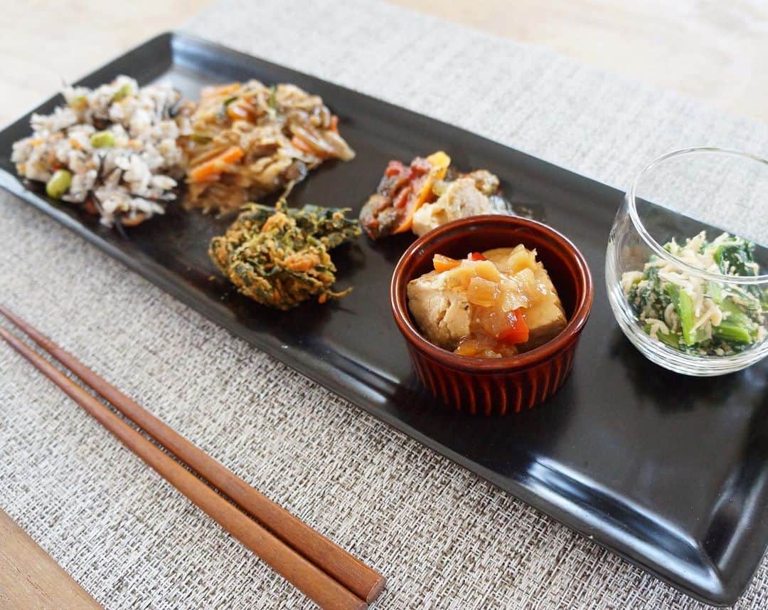 のインスタグラム：「おうちご飯💓 この前ストーリーでもチラッと載せた @fitfood_home のお惣菜 コメントが凄くてびっくり。 料理の苦手な妹もチェックしたみたいで😳  ストックが無くなりそうだから 追加でオーダーしようと思ったんだけど 売り切れ中みたい😭😭 入荷したらすぐ頼もう、、、。 お家にいる期間が長いし 毎回自炊も正直しんどい😅 だからこういうのはかなり嬉しい❣️ 冷凍で届いて食べる前に解凍して レンジで温めるだけ。 簡単なのにこれは本当に美味しい✨  ちなみに私は"ダイエットコース"で オーダーしてました❗️ これだけボリュームたっぷりなのに たった412カロリー。  とりあえず全メニュー制覇したい❤️ . . . #お家時間#おうち時間#おうち飯#お家飯 #お家ごはん #おうちご飯 #デリバリー#冷凍#おかず#野菜#魚#肉 #栄養満点#ダイエット#便利#健康ごはん  #fitfoodhome #food#healthy #フィットフードホーム」