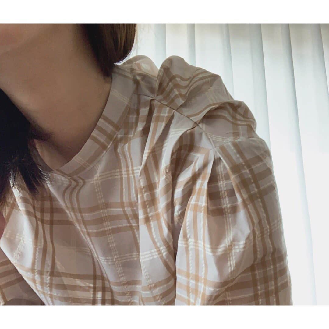 佐々木希さんのインスタグラム写真 - (佐々木希Instagram)「本日のお家服。 透け感のあるチェックのトップスを🌷肩部分のタックがお気に入りです♡ デニムスカートはとても柔らかくて履いていて気持ちいい！  #のぞみの私服」4月30日 15時10分 - nozomisasaki_official
