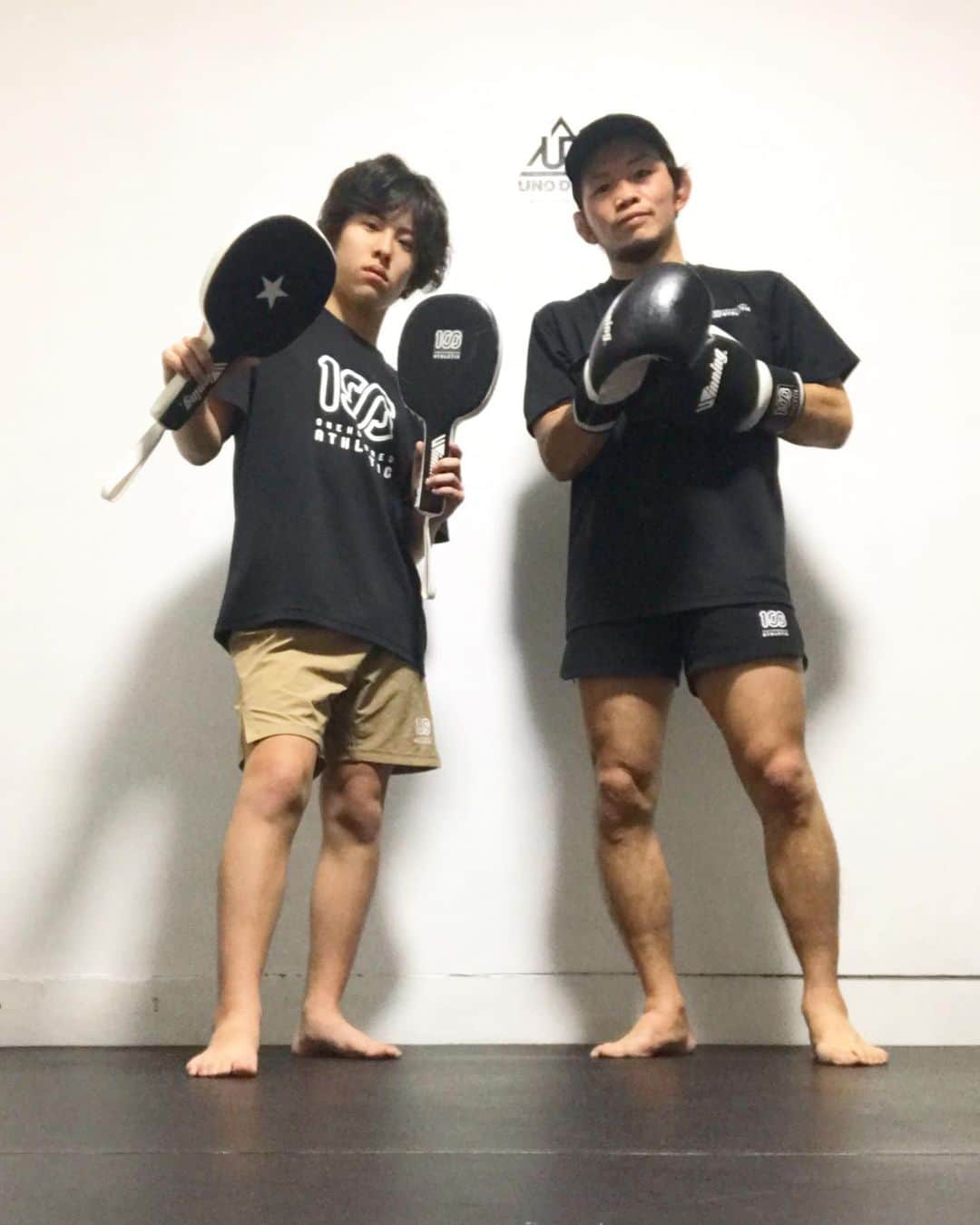 宇野薫のインスタグラム：「#UNOTRAINING  最近双子の弟にミット待ってもらってます。 今日もありがとうね、ムーちゃん！  #onehundredathletic #100athletic  #100A #unocaolshowten #unodojo  #winninggloves #ウイニング #イエトレ #宇野薫」