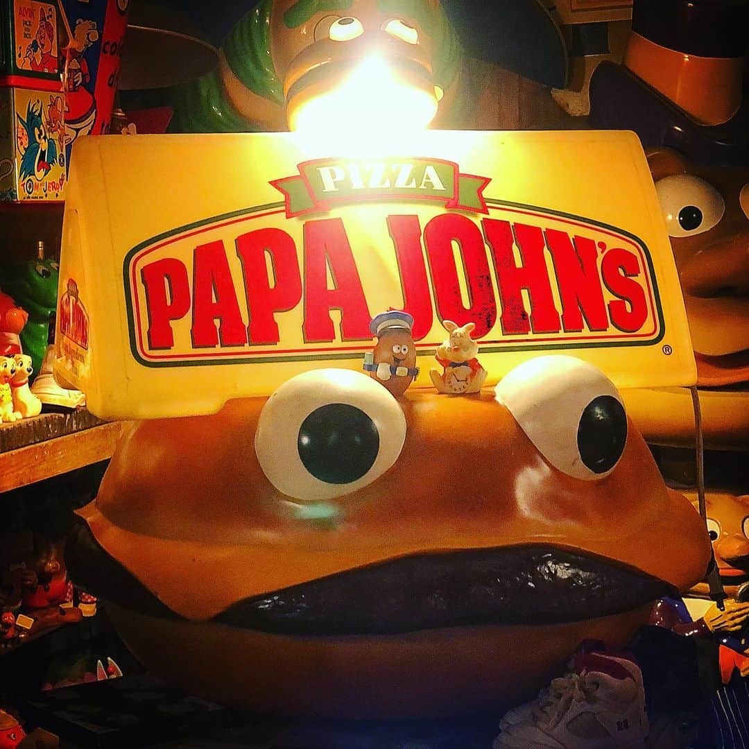 大川知英のインスタグラム：「PAPA JOHN'S Pizza Delivery Car Loof Sign🍕🇺🇸 イカしたピザ屋のデリバリーカーライトサイン❗️upi🤡 ピザ10回言ってここわ？って言うやつ もし出されたらパパジョーンズって言おう🧘🏼‍♂️ 速報💥いつもYouTubeでお世話になってます @jacks_martさんが5月1日0時ズッポシから15%off SALE❗️ アメトイ部で紹介している商品もチャンス&チャンス🦚 #papajohns #pizza#deliverycar #loofsign#jacksmart #イカしたライトサイン #これ車につけたい#ピザ10回ゲーム #ライトサイン好き#amecajiboys  #takatsubase#アメトイ部#youtube」