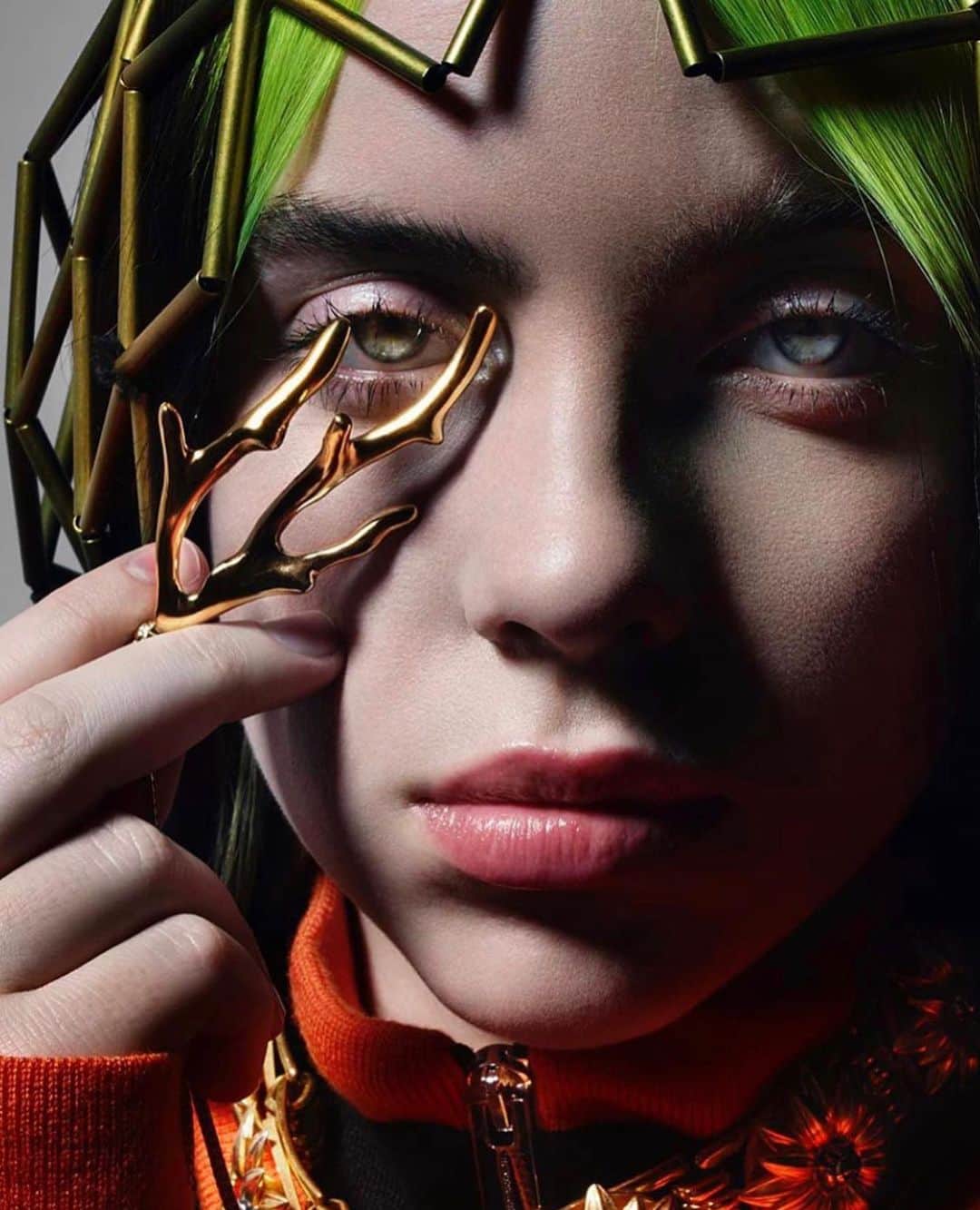 グーセンス パリのインスタグラム：「@billieeilish holding our TALISMAN earring and wearing a lion signet ring from our collaboration with @harumiklossowskaderola . Styled by @danielapaudice and photographed by @nick_knight for @voguechina .」