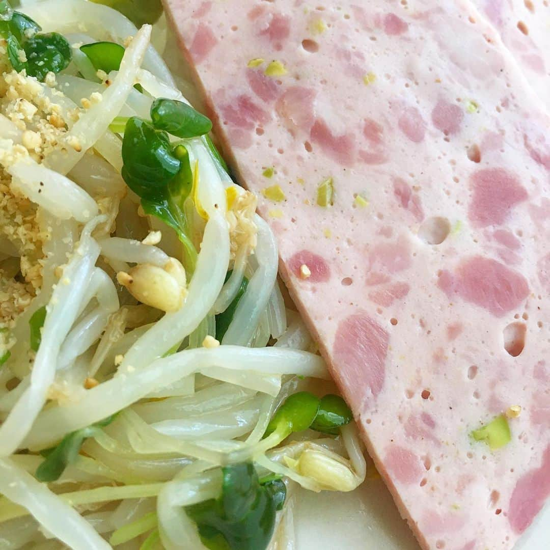 宮本菜津子さんのインスタグラム写真 - (宮本菜津子Instagram)「今日のひるごはん。豆ご飯ともやしカイワレ大根ナムルとめこちゃんから貰ったうまうまなハム🐽美味しかった〜。 - #massofthefermentingdregs  #motfd #masudore #lunch #lunchtime  #マスドレ #ランチ #ランチタイム #ひるごはん #おひるごはん」4月30日 15時23分 - natsukondesu