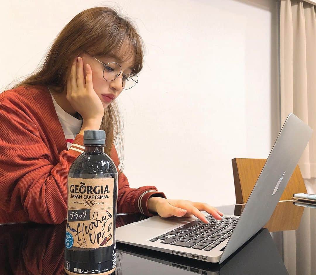 渡部麻衣さんのインスタグラム写真 - (渡部麻衣Instagram)「✌️✌️✌️﻿ ﻿ この前家でゆーっくり仕事してるJOY君へ﻿ ジョージア ジャパン クラフトマンから﻿ 発売されたメッセージボトルを﻿ そーっと差し出してみました😂﻿ （その後驚きのスピードで作業終わってた笑）﻿ ﻿ でも後日…しっかりやり返された☺️笑﻿ ﻿ メッセージボトルって﻿ 色んな使い方出来て楽しいよね💮﻿ ﻿ メッセージは36種類もあるらしいので﻿ 皆様もお気に入りのメッセージボトルを﻿ 見つけてみてはいかが？？？☺️﻿ ﻿ ﻿ #ジョージアジャパンクラフトマン﻿ #仕事中のペットコーヒーは美味しい方がいい﻿ #ブラック #pr #HurryUp ﻿#大橋美由紀﻿ @miyuki_ohashi」4月30日 15時25分 - mmaaiipp