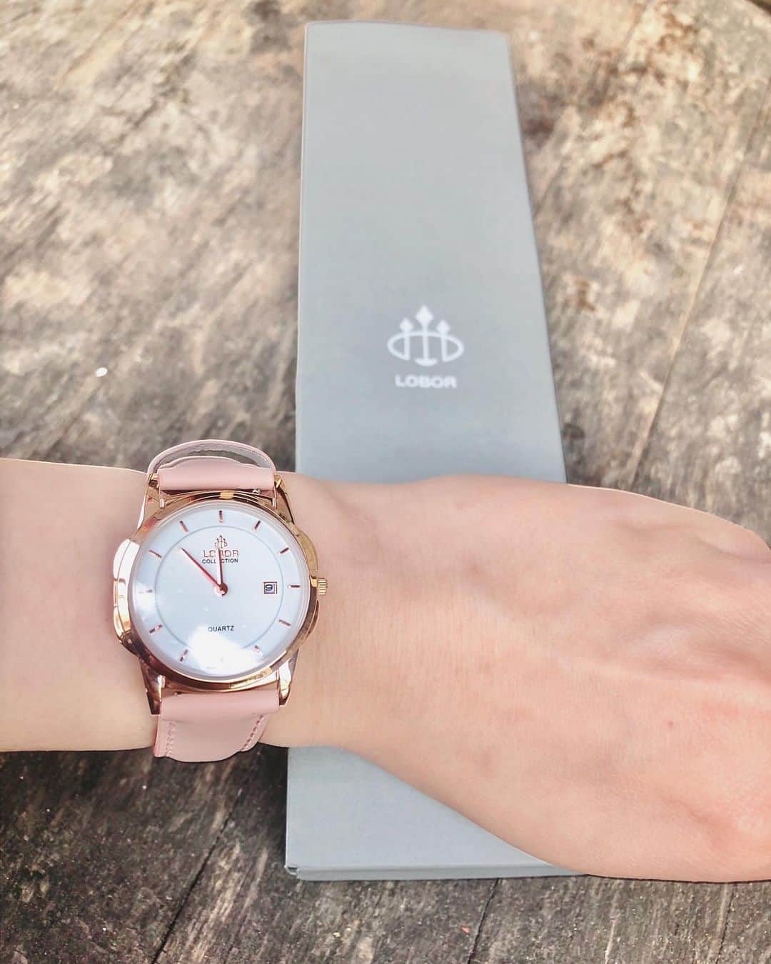 藤崎里菜さんのインスタグラム写真 - (藤崎里菜Instagram)「LOBORさんの腕時計⌚️✨ @loborjapan ． ． わたしが着けてるのは CLASSY S OXFORD PINK 32mm だよ🎀 ． シンプルでさり気なく可愛いデザインなので どんなお洋服にも合う💕 ． ． クーポンコード【rinafdzb】で 10パーセントオフになります✨ (クーポン使用期限は本日より1年間) ． ． #lobor #ロバー #腕時計 #時計 #手元倶楽部」4月30日 15時26分 - rina_fujisaki