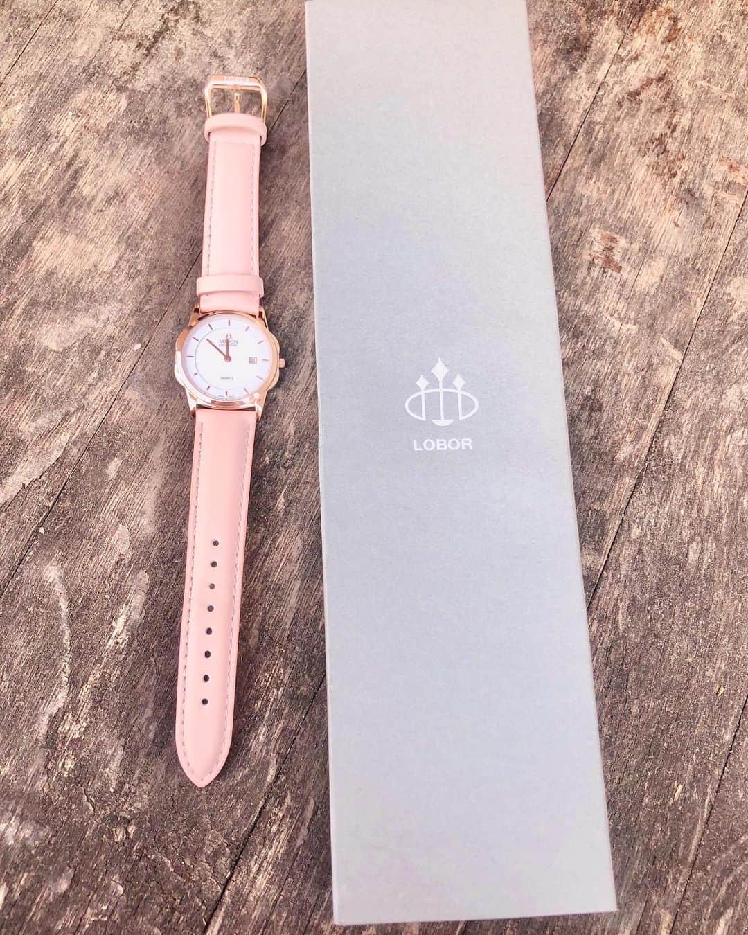 藤崎里菜さんのインスタグラム写真 - (藤崎里菜Instagram)「LOBORさんの腕時計⌚️✨ @loborjapan ． ． わたしが着けてるのは CLASSY S OXFORD PINK 32mm だよ🎀 ． シンプルでさり気なく可愛いデザインなので どんなお洋服にも合う💕 ． ． クーポンコード【rinafdzb】で 10パーセントオフになります✨ (クーポン使用期限は本日より1年間) ． ． #lobor #ロバー #腕時計 #時計 #手元倶楽部」4月30日 15時26分 - rina_fujisaki