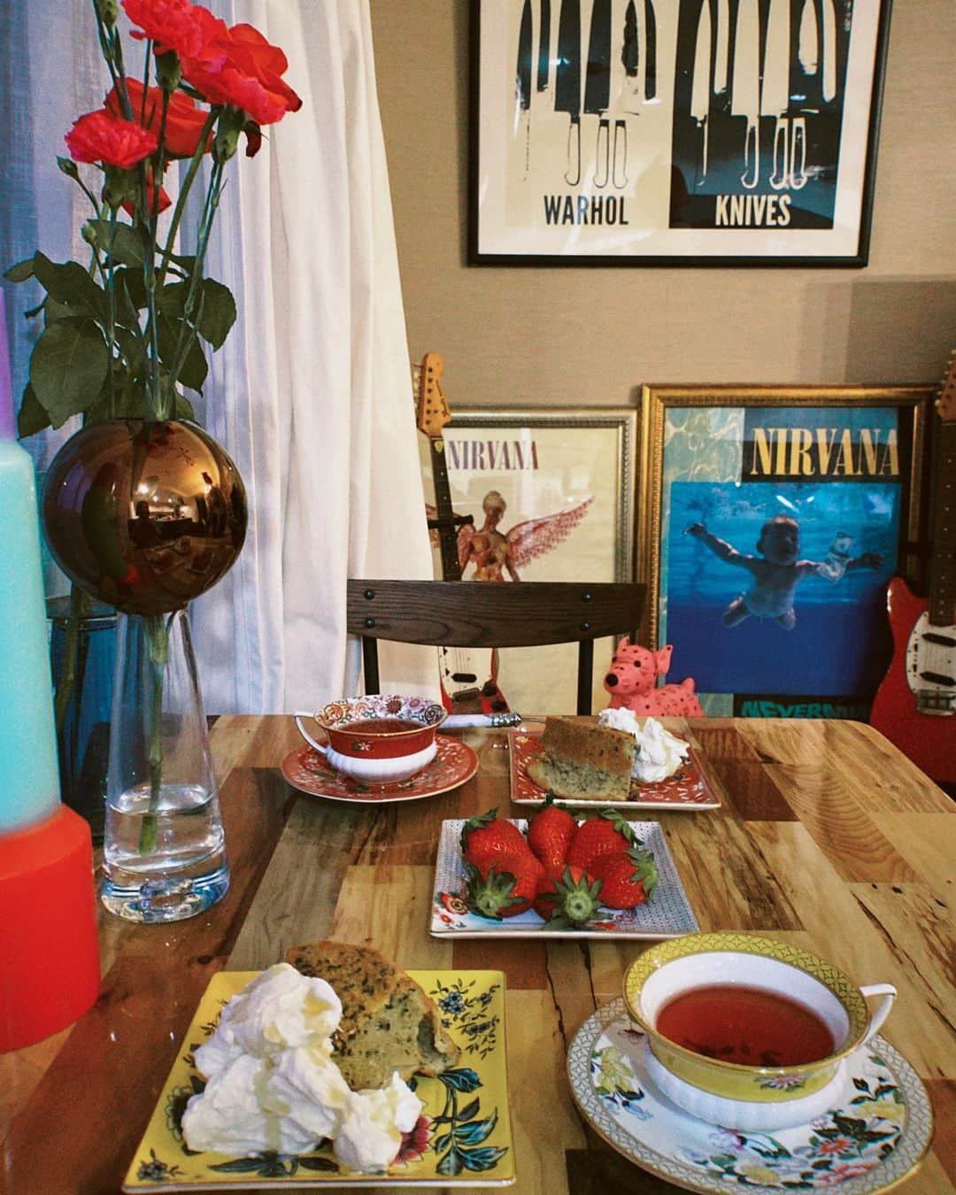 AYAさんのインスタグラム写真 - (AYAInstagram)「AFTERNOON TEA☕️🍓🍰💖🌹 SAEKOちゃん @saekoofficial の 地元宮崎県の甘くて濃厚な苺が届きました🍓💕 昨日紅茶のシフォンケーキを焼いたので 一緒におやつタイム。 美味しくて幸せ🦋🦋🦋 お皿とカップは @wedgwood  大好きなワンダーラストのコレクション☪️ #afternoontea」4月30日 15時29分 - ayaxxamiaya