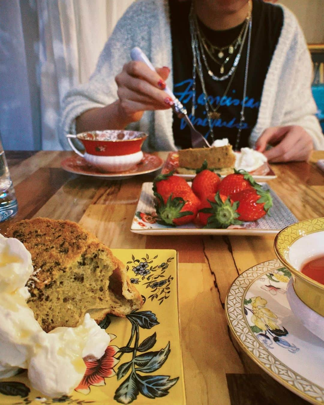 AYAさんのインスタグラム写真 - (AYAInstagram)「AFTERNOON TEA☕️🍓🍰💖🌹 SAEKOちゃん @saekoofficial の 地元宮崎県の甘くて濃厚な苺が届きました🍓💕 昨日紅茶のシフォンケーキを焼いたので 一緒におやつタイム。 美味しくて幸せ🦋🦋🦋 お皿とカップは @wedgwood  大好きなワンダーラストのコレクション☪️ #afternoontea」4月30日 15時29分 - ayaxxamiaya