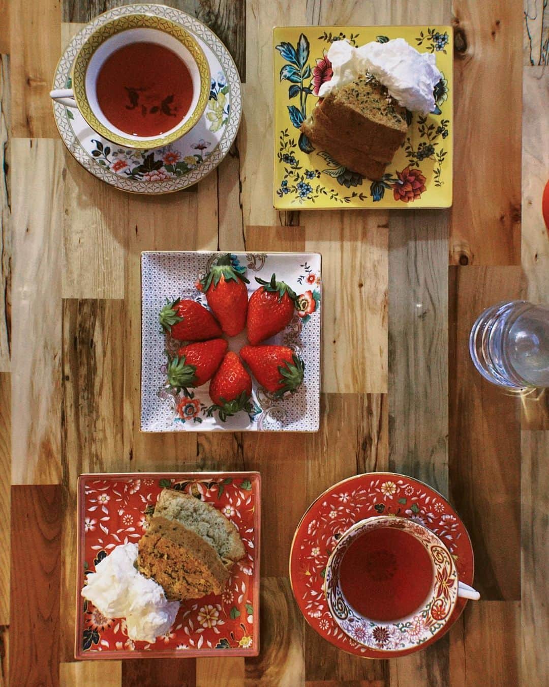 AYAさんのインスタグラム写真 - (AYAInstagram)「AFTERNOON TEA☕️🍓🍰💖🌹 SAEKOちゃん @saekoofficial の 地元宮崎県の甘くて濃厚な苺が届きました🍓💕 昨日紅茶のシフォンケーキを焼いたので 一緒におやつタイム。 美味しくて幸せ🦋🦋🦋 お皿とカップは @wedgwood  大好きなワンダーラストのコレクション☪️ #afternoontea」4月30日 15時29分 - ayaxxamiaya