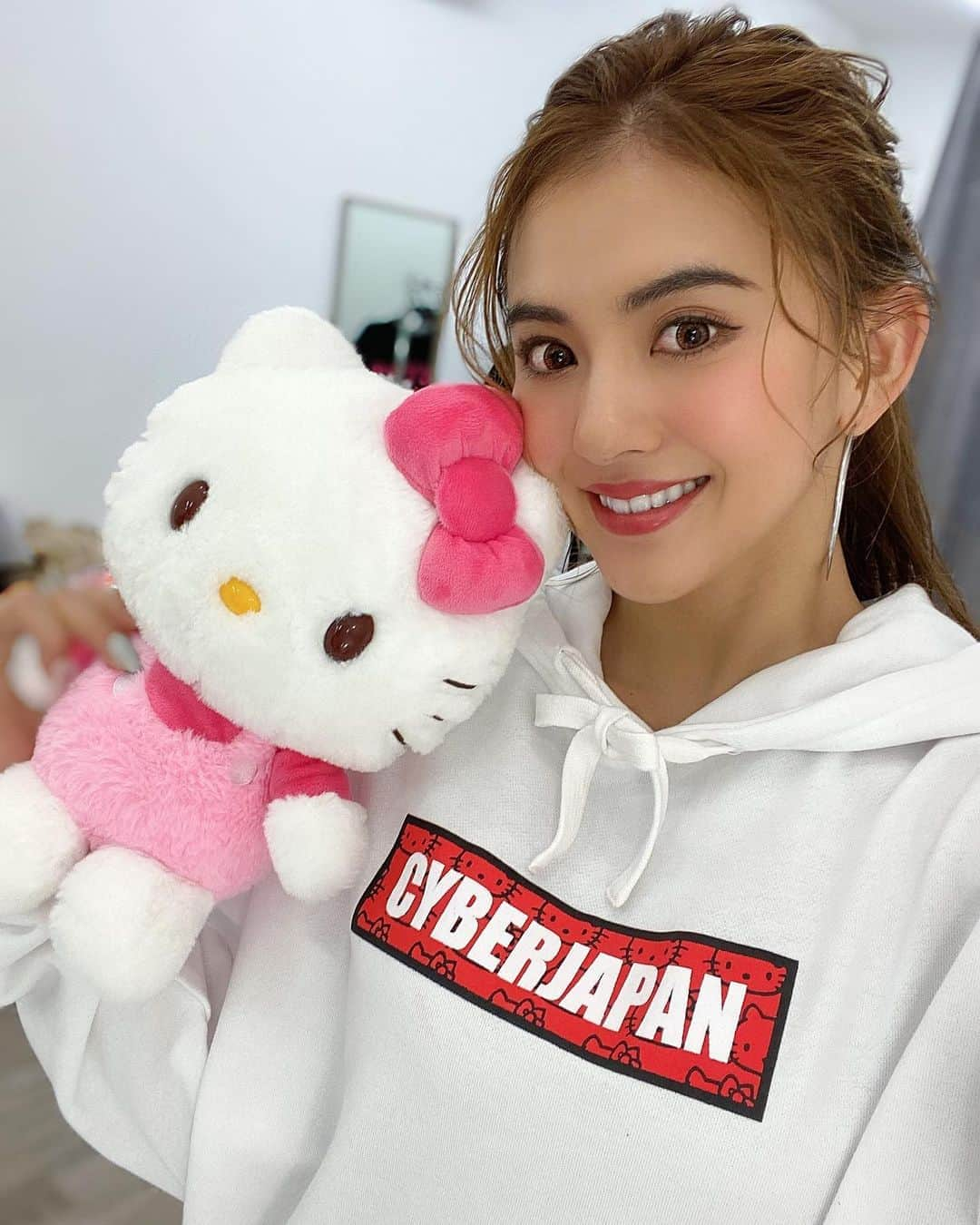 カレンさんのインスタグラム写真 - (カレンInstagram)「📢明日発売のHello Kittyコラボ👚🎀 そして、このあと17:30から17Live配信します💖 おうちから配信します🏠みんな見に来てね👶🏻🍼 ・ Hello Kittyとのコラボグッズいよいよ明日発売💓 KARENデザインver. パーカーは、 こんな感じで、CYBERロゴとキティちゃん🤍 明日‼️5月1日(金)より、 全国のドン・キホーテ 一部取扱い店舗と SHIFFON ONLINE SITE(オンラインは18時〜) にて順次販売スタートです‼️😍✨ これはかなり嬉しすぎるグッズなので みんな是非ぜひゲットしてね❣️🧸🌈 ・ ラインナップは、カットソー・パーカ―・キャップの全9アイテム(各2色、キャップはブラックのみ) 詳しくはコチラ▼URL https://www.shiffon-online.jp/fs/shiffon/c/cyberjapan-hellowkitty」4月30日 15時35分 - cjd_karen