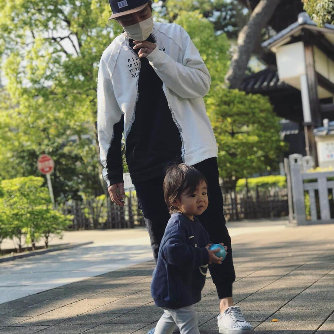 田中隼人さんのインスタグラム写真 - (田中隼人Instagram)「最近お散歩行くにも近くの公園は午前中から小学生くらいの子ども達が多くて結構人口密度高めなので近所のお寺に行ってる。 ﻿ ﻿ 👱🏻‍♂️﻿ 👩🏻﻿ 👶🏻﻿ 🐶﻿ ﻿ お寺はさすがに誰もいなくて快適なんだけど、シャルルさんを歩かせられないのがジレンマ🤔🤔」4月30日 15時45分 - tanaka_hayato