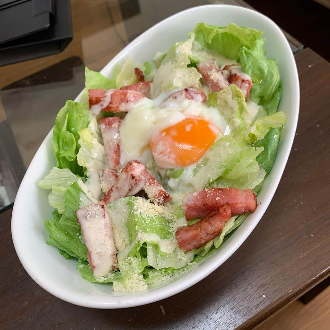 アイアム野田さんのインスタグラム写真 - (アイアム野田Instagram)「時間余りまくりだからスーパーで大量に食料買い込んでひたすら料理する！野菜が足りないのでまずはシーザーサラダ！」4月30日 15時49分 - iam.noda