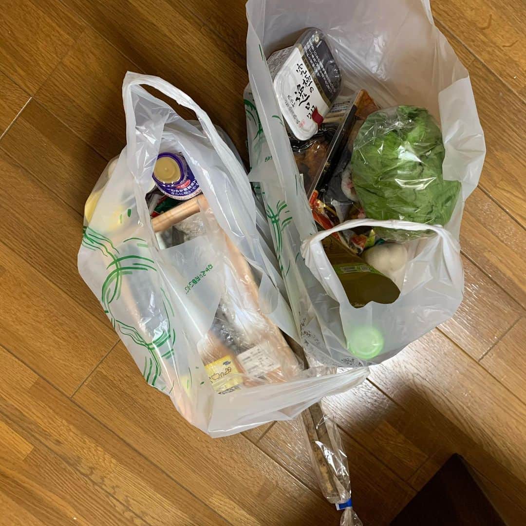 アイアム野田のインスタグラム：「時間余りまくりだからスーパーで大量に食料買い込んでひたすら料理する！野菜が足りないのでまずはシーザーサラダ！」