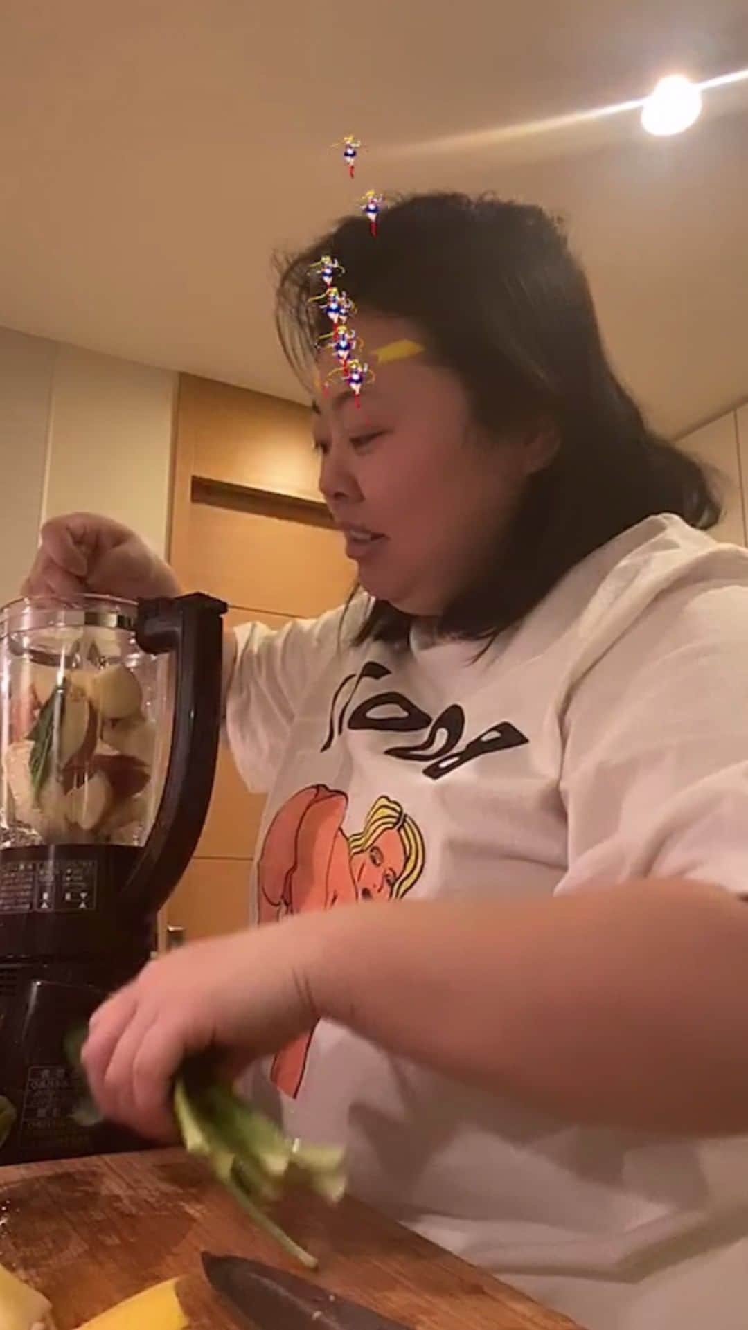 のインスタグラム：「I made my first smoothie😂 過去のインスタライブです💁 IGTVに載せていきますね😘 みんなのコメントを頼りに初のスムージー作ってます☺️👌 包丁の使い方地獄です🤭閲覧注意」