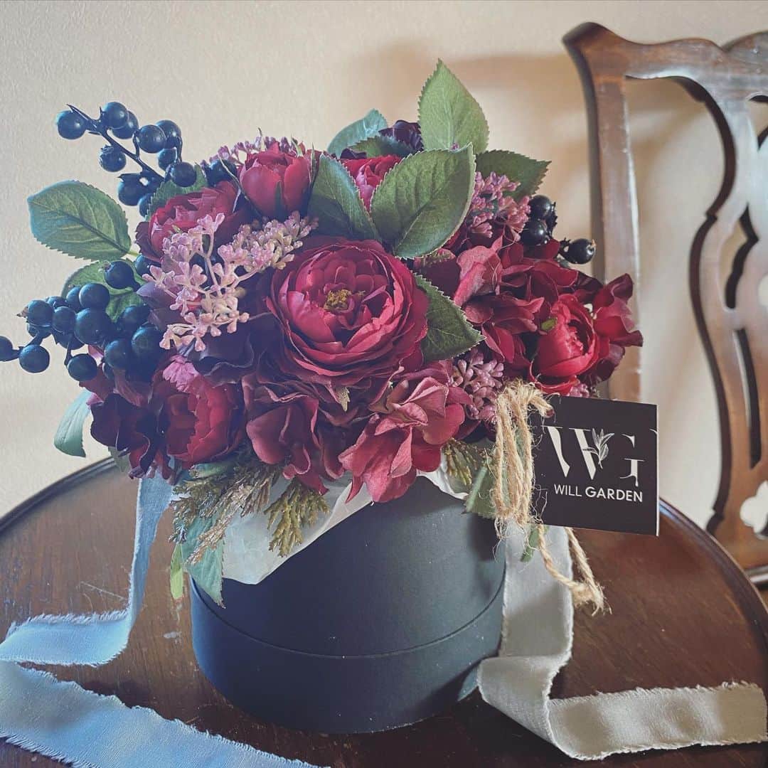 畑野ひろ子のインスタグラム：「@willgarden_official  gift box flower 🌹🌹🌹 #flowers #artificialflower #life #lifestyle #gift #willgarden #red」