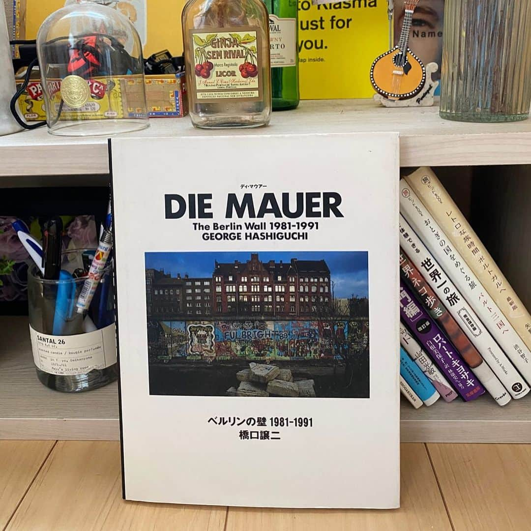 植村麻由のインスタグラム：「@mari_ka95 から回ってきた、 #bookcoverchallenge 📚 【ブックカバーチャレンジとは、読書文化の普及に貢献するための取り組みで、7日間毎日1冊お気に入りの本を選びブックカバーの写真を投稿し、さらに1人づつ次の選者を指名していくもの。なお本の説明や紹介は不要だそう。】 紹介者のマリカ同様、毎日投稿できる気がしないので、彼女に倣って2投稿に分けることに📚 第1弾はこの4冊！  1. DIE MAUER The Berlin Wall 1981-1991 ベルリンの壁崩壊前と崩壊後の様子をおさめた写真集。四方を壁で塞がれ陸の孤島と化した西ベルリンの景色やそこに住む人々へのインタビュー、西と東の景色の違いなど、個人的にたまらない一冊。 まずはこの人にパス @shichan__95  2. TRANSIT THE LANDSCAPES トラベルカルチャーマガジン『TRANSIT』の2008年から2019年までに発刊された44号分の旅の軌跡を辿る写真集。旅好きにはたまらない！ポートレート篇もありますが、個人的に景色の方が好きなのでこちらをチョイス。 お次はこの方 @kanamypage  3. バルカンの花、コーカサスの虹 大学の時にゼミの論文で研究してからずっと行きたい、バルカン半島と南コーカサス地方の国々についての旅行記。この本を読んでさらに行きたくなって、実は夏のチケットを取っていた…けど今となっては行けるかわからない… この夏に行けなくても絶対リベンジする。そして行く前にまた読みたい一冊。 お次はこの方 @tangnili  4. 欧州旅日記 俳優の田辺誠一さんによる、ヨーロッパ旅行記。みなさんもうお気づきでしょうが、旅の本ばかりになってしまいました…だって持ってる本の9.5割が旅の本… ということでテーマが偏ってしまったことをお許しください。 旅行記にしても写真集にしても、行く人撮る人によって感じ方や切り取る場面が全然違うから面白い！ ということで最後はこの方 @_o_chan___  第2弾残り3冊、なににしよっかな〜📚」