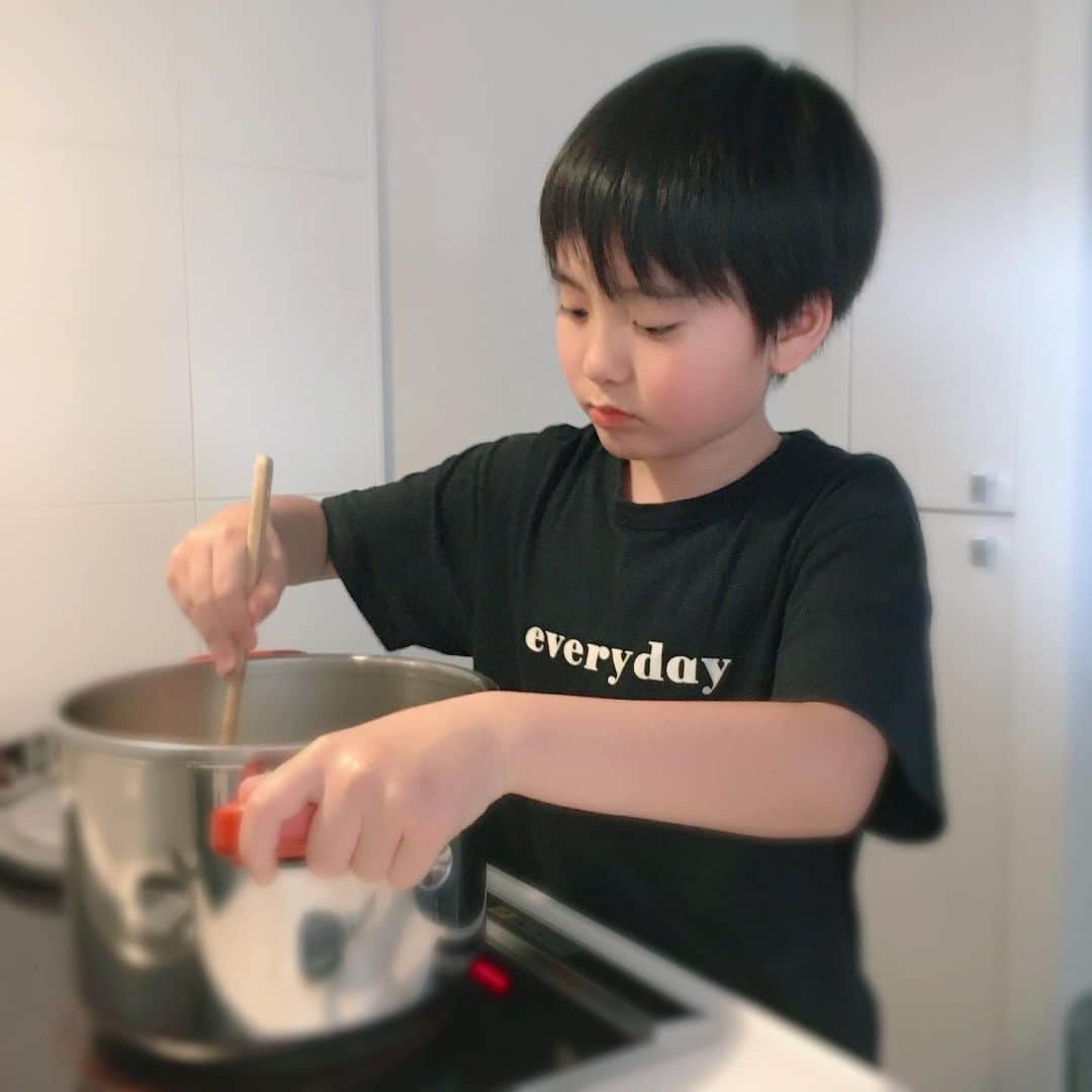 髙橋來のインスタグラム：「✳︎ みなさんお元気ですか？ 髙橋來です。 ・ 今日のお昼ご飯は ミネストローネですよ🍅 ・ おいしくなぁれ おいしくなぁれ おまじないします ・ (お料理するには、 元気の源のお薬が必要です) ・ ✳︎ #おうち時間  #おうちごはん  #おまじない  #おいしくなーれ  #髙橋來」