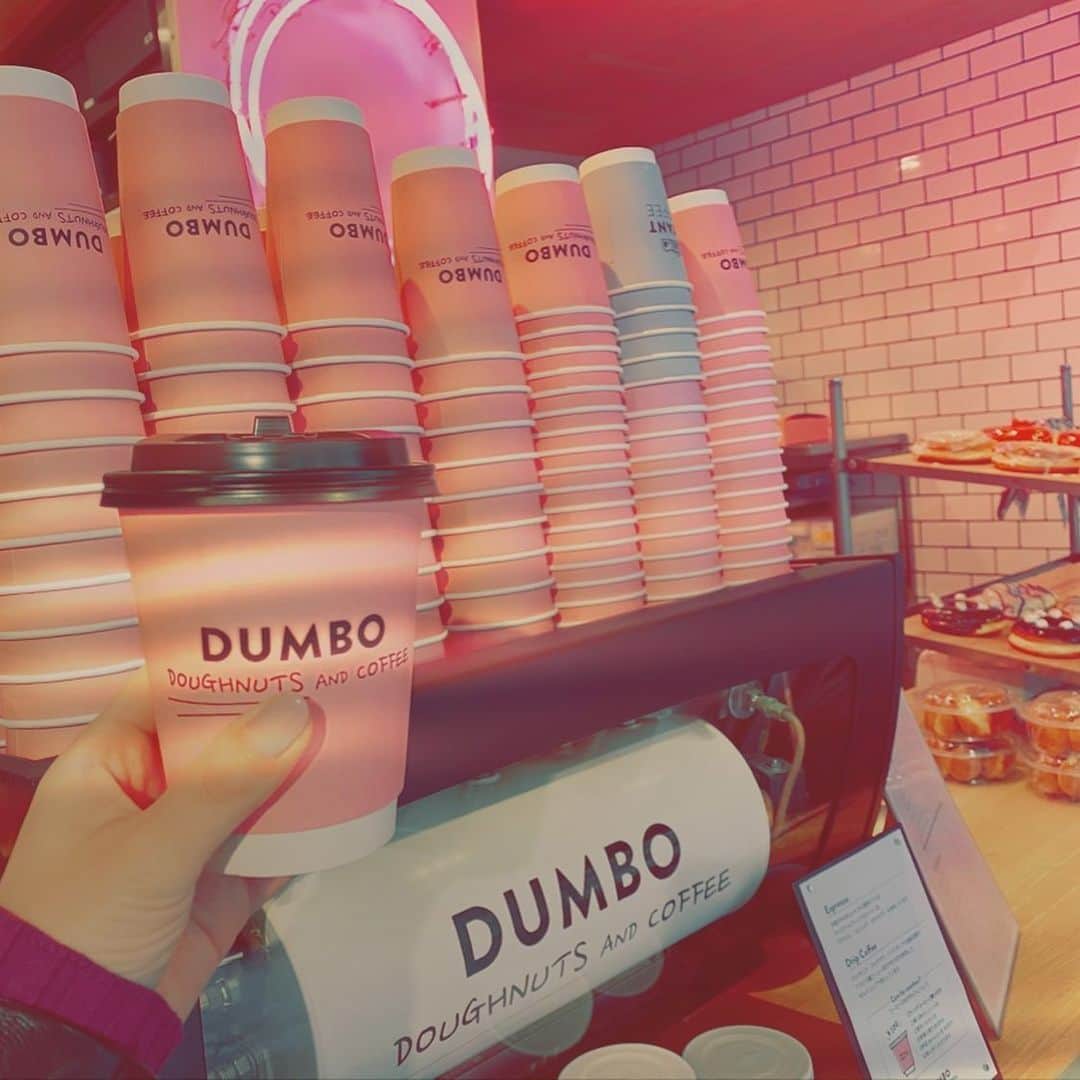 星沙織さんのインスタグラム写真 - (星沙織Instagram)「* * ずっと食べたいなぁと 思ってるDUMBOの ドーナツ🍩💓 今回もお腹いっぱいで ラテ𖠚ᐝしか買えなかった。 * 今度は朝から腹ぺこのまま お散歩しようっと🐕♡♡ * * #dumbodoughnutsandcoffee  #dumbo #coffee #lovethis」4月30日 16時30分 - saaaaa0rin