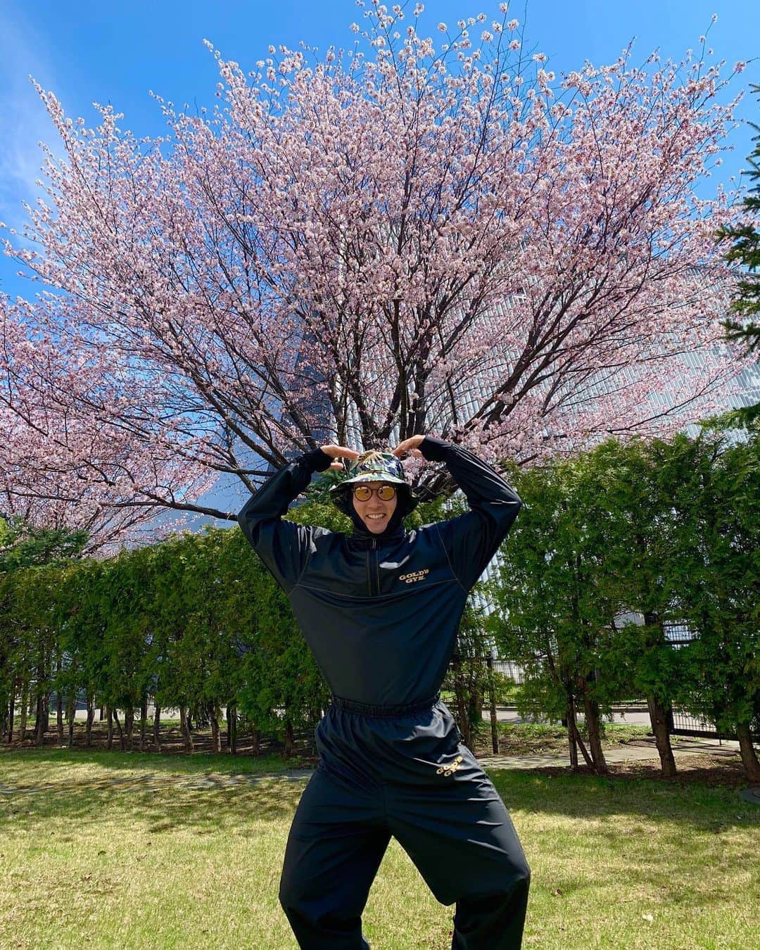 杉谷拳士さんのインスタグラム写真 - (杉谷拳士Instagram)「🌸桜🌸  北海道にも春の匂いがしてきましたね🌸 練習場の前に咲いてました^ - ^‼︎ ポンポーン♫ こうして桜を近くで見るのもしばらくなかったので、テンションがいつも以上に上がりけり〜♫ . おうち時間を過ごしてるお子さん方は、お父さん、お母さんのお手伝いをして今のうちにポイントを稼いでおきましょう😊‼︎ . #桜 #明日開花日 #桜満開 #帽子気に入ってます #汗だすぞ #決してふざけてる訳ではありません #しっかり練習しました #手洗いうがい #ポンポーン #exit 風」4月30日 16時37分 - kenshi.02