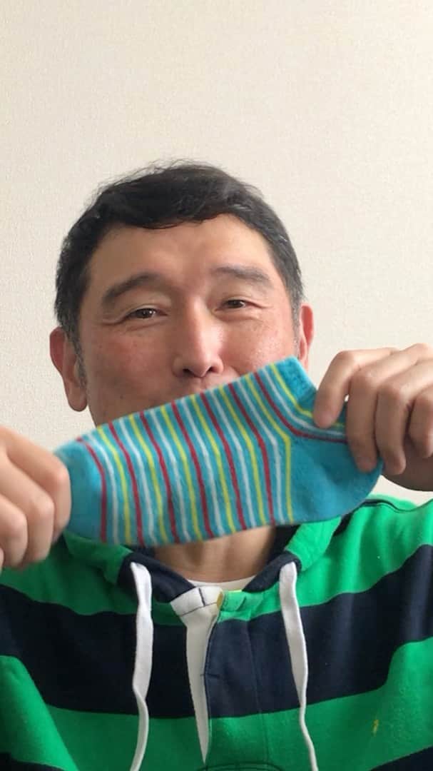 西尾季隆のインスタグラム：「いらなくなった靴下を利用して、 なんと1分30秒で出来る、 激烈に簡単な手作りマスク！  みなさんも動画を参考に作ってみて下さい。 近所への買い物ならこれで十分なはず。 さらに中にガーゼを入れれば尚good！  ちびっ子にも自分の靴下で かわいい小さいマスク作れますよ。 ぜひ！」