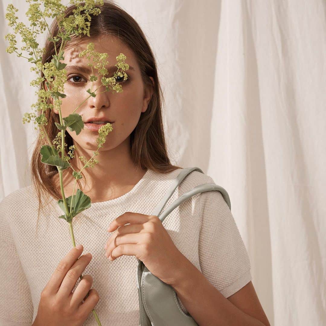 ブリーのインスタグラム：「We love naturalness! That's why we only use naturally tanned leather in our bestseller line STOCKHOLM. . . . #breesince1970 #madetomakeadifference #staypositive #handbags #leatherbags #purequality #sustainablefashion」