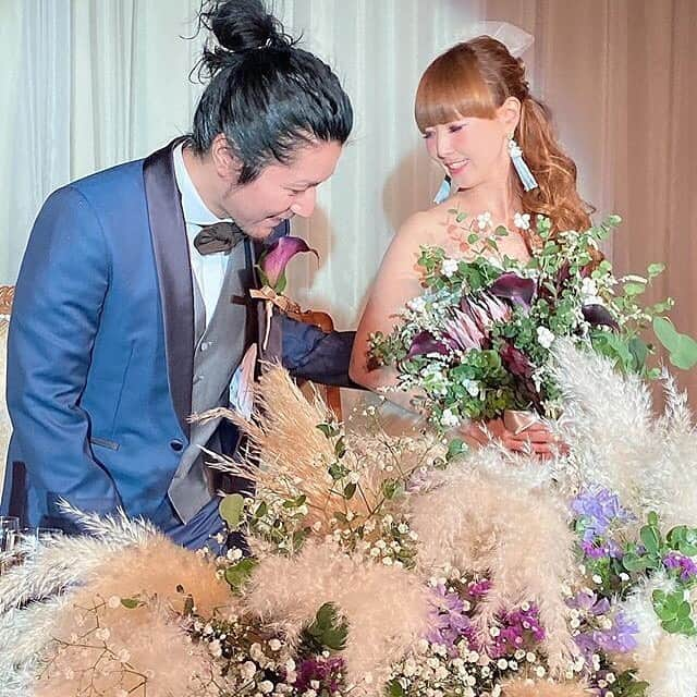 ホテルモントレウェディング【公式】 さんのインスタグラム写真 - (ホテルモントレウェディング【公式】 Instagram)「♥ @montereyweddingをフォローして 『 #モントレ花嫁 』『 #ホテルモントレ』の タグをつけて投稿してくださいね＊*. . 💒👰ホテルモントレ グラスミア大阪 @grasmereosaka.wedding #卒花嫁 @emiko.demi さまより 素敵なお写真をリグラムさせていただきました！ . メインテーブル装花もブーケもオシャレで おふたりの雰囲気に合っていますね♡*＊ . ——————————. ◆ブライダルフェア予約はこちらをcheck＊* http://bit.ly/2xJi8pN ◆ホテルモントレ グラスミア大阪の公式HPはこちら* https://www.monterey-wedding.jp/grasmere_osaka/ ——————————. . #ホテルモントレグラスミア大阪  #グラスミア大阪 #大阪 #osaka #モントレ #モントレ花婿 #プレ花嫁 #卒花 #weddingdress #プラコレ #ウエディングニュース #marryxoxo #wedding #dress #結婚式場 #日本中のプレ花嫁さんと繋がりたい #ブライダルフェア #結婚式 #パーティ #披露宴 #2020年春婚 #2020年夏婚 #2020年秋婚 #2020年冬婚 #ホテルウェディング」4月30日 16時52分 - montereywedding