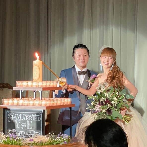 ホテルモントレウェディング【公式】 のインスタグラム：「♥ @montereyweddingをフォローして 『 #モントレ花嫁 』『 #ホテルモントレ』の タグをつけて投稿してくださいね＊*. . 💒👰ホテルモントレ グラスミア大阪 @grasmereosaka.wedding #卒花嫁 @emiko.demi さまより 素敵なお写真をリグラムさせていただきました！ . メインテーブル装花もブーケもオシャレで おふたりの雰囲気に合っていますね♡*＊ . ——————————. ◆ブライダルフェア予約はこちらをcheck＊* http://bit.ly/2xJi8pN ◆ホテルモントレ グラスミア大阪の公式HPはこちら* https://www.monterey-wedding.jp/grasmere_osaka/ ——————————. . #ホテルモントレグラスミア大阪  #グラスミア大阪 #大阪 #osaka #モントレ #モントレ花婿 #プレ花嫁 #卒花 #weddingdress #プラコレ #ウエディングニュース #marryxoxo #wedding #dress #結婚式場 #日本中のプレ花嫁さんと繋がりたい #ブライダルフェア #結婚式 #パーティ #披露宴 #2020年春婚 #2020年夏婚 #2020年秋婚 #2020年冬婚 #ホテルウェディング」