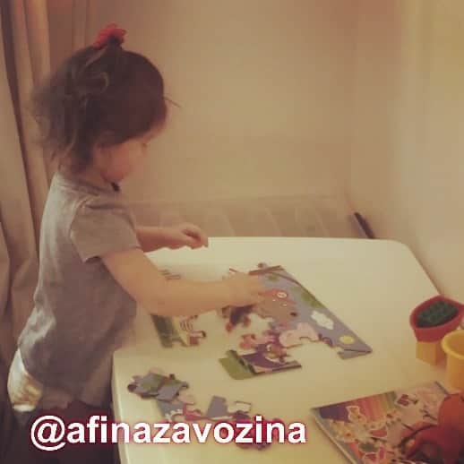 マキシム・ザボジンのインスタグラム：「Афи @afinazavozina собирает пазл 3+ сама из 24 частей😊. Всегда было интересно как она это делает, по этому поставил скрытую камеру😂. Вот что получилось! Сегодня собрала за 9 минут, не знаю много это или мало для ребёнка 2.5 года но кажется прикольно👍」