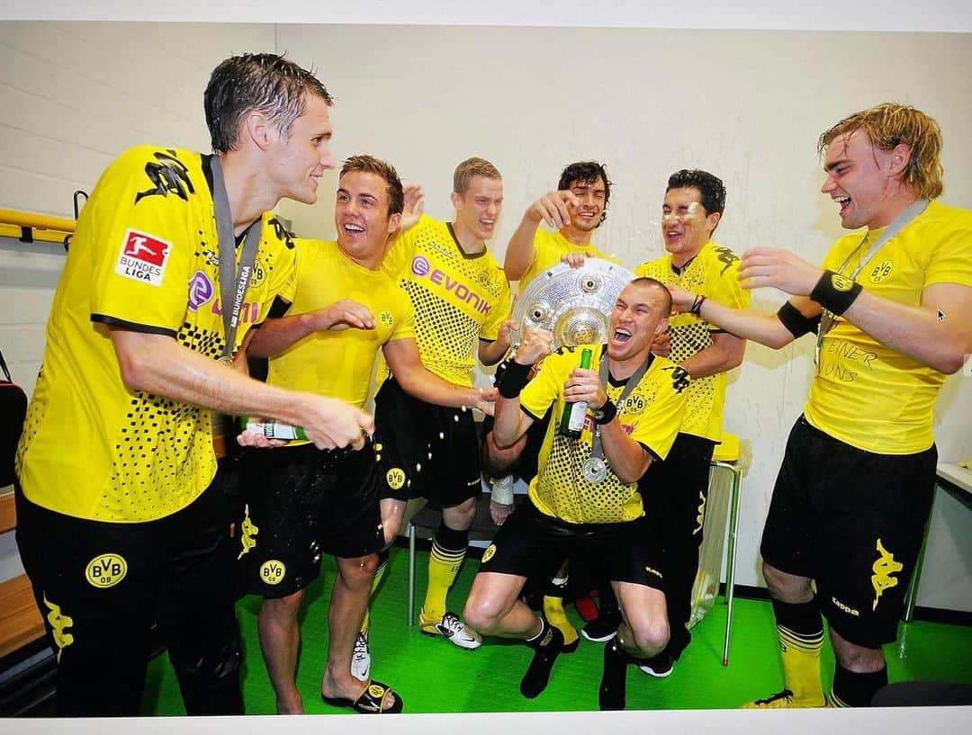 ケヴィン・グロスクロイツのインスタグラム：「Heute vor 09 Jahren - Deutscher Meister ist nur der BVB 🖤💛 Kein Mensch hat vor der Saison mit uns gerechnet! Wirklich niemand. Was dann passiert ist, war einfach nur der Wahnsinn 🙏 Der BVB ist durch die Liga marschiert. Wir haben den großen FC Bayern mal so richtig geärgert und die Blauen an die Wand gespielt. Was waren wir für eine junge und hungrige Truppe mit ein paar erfahrene Leute wie zb. @sebastiankehl5 @owomuck @kuba.blaszczykowski und @romanweidenfeller_1  Der Zusammenhalt war innerhalb der Mannschaft und den Fans gigantisch 💯 Ein positiv bekloppter Trainer an der Außenlinie und eine Mannschaft die den Ball gejagt hat. Habe immer noch Gänsehaut, wenn ich an das Spiel gegen Nürnberg denke. @bvbnobby gibt das 1:0 und 2:0 für den @fckoeln durch und ich  wusste auf dem Platz, wir/ich bin Deutscher Meister mit meinem Verein.  Das Stadion ist explodiert. Ich höre es immer noch 💪🏻 Was danach passiert ist, war und bleibt unbeschreiblich 💯 Danke an die komplette Mannschaft , dem Trainerstab, alle drum herum und den besten Fans der Welt für das unvergessene Erlebnis. Wir können immer stolz darauf zurückblicken🤜🏻🤛🏻 Genießt den Tag heute Borussen 🖤💛 #fürimmerdeutschermeister @bvb09」