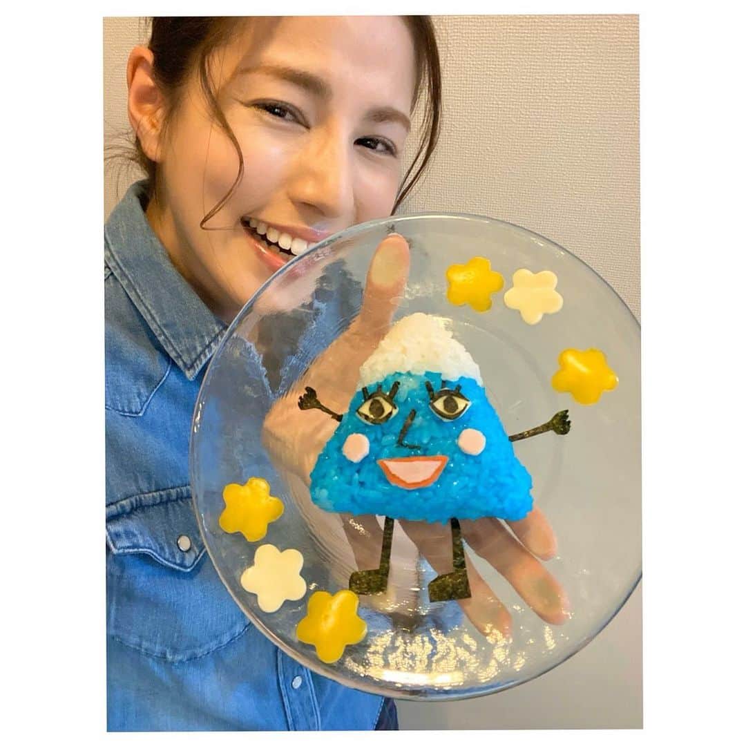 フジテレビアナウンサーのインスタグラム：「💁🏻‍♀️﻿ 今日からスタート！『フジアナむすび』✨﻿ そのイメージキャラクターを考案させていただきました🍙✏️永島優美です！﻿ 富士山 × おむすび から生まれた﻿ その名も「フジオさん」。﻿ ﻿ あまりに愛着が湧いてしまい、#おうち時間 でリアルフジオさんを作ってみました🤭🍙﻿ ﻿ 皆さん、どうぞフジオさんを宜しくお願いします🙆🏻‍♀️﻿ ﻿ 次回は蝶ネクタイがトレードマーク🤓軽部さんに貴重なパパショットをリクエストしました！お楽しみに〜♪﻿ ﻿ #フジオさん﻿ #初めて青色に染めたごはん﻿ #味は特に変わりませんでしたご安心を﻿ #しっかり美味しくいただきました🙏🏻﻿ #フジテレビアナウンサー﻿ #永島優美﻿ #フジアナむすび﻿」